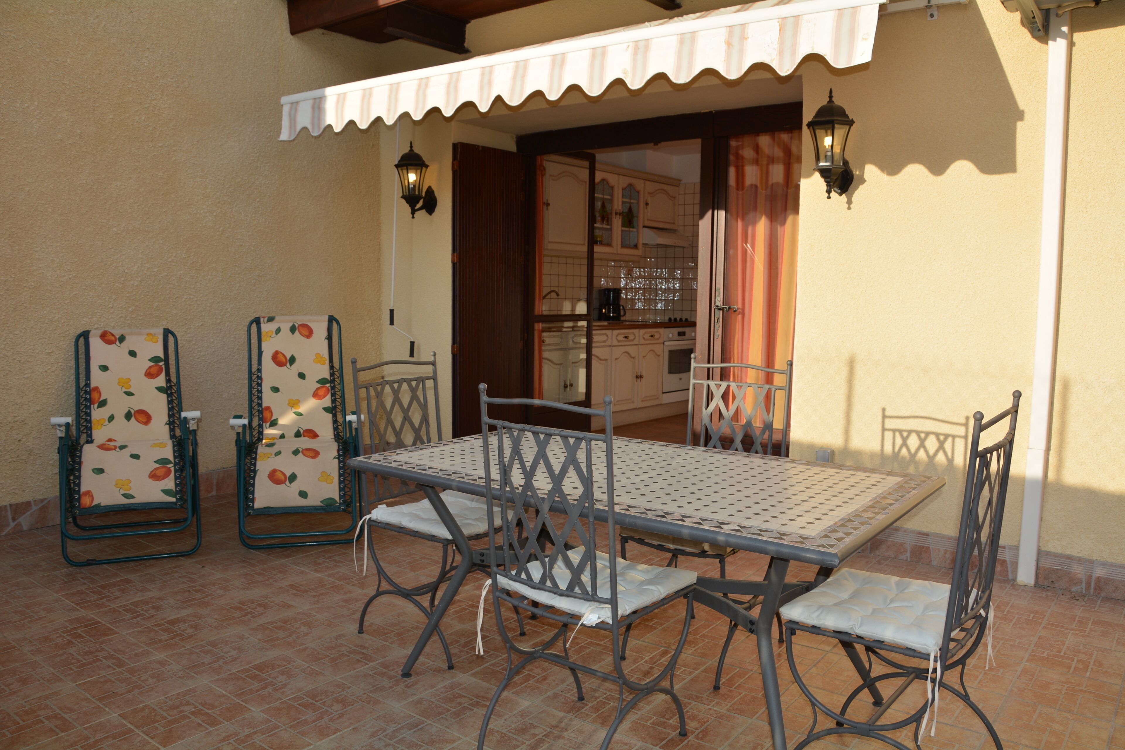 Terrace apartment, at the entrance of the Medieval City. Private parking, 2 person