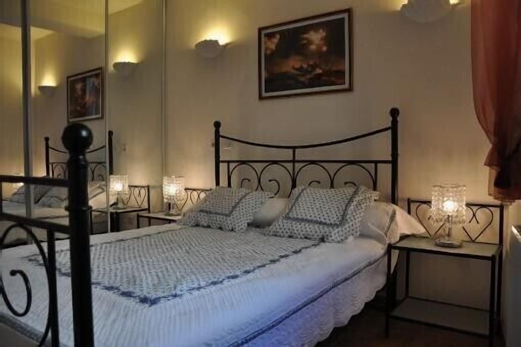 Apartment at the foot of the Medieval City. Private parking. 4 people.