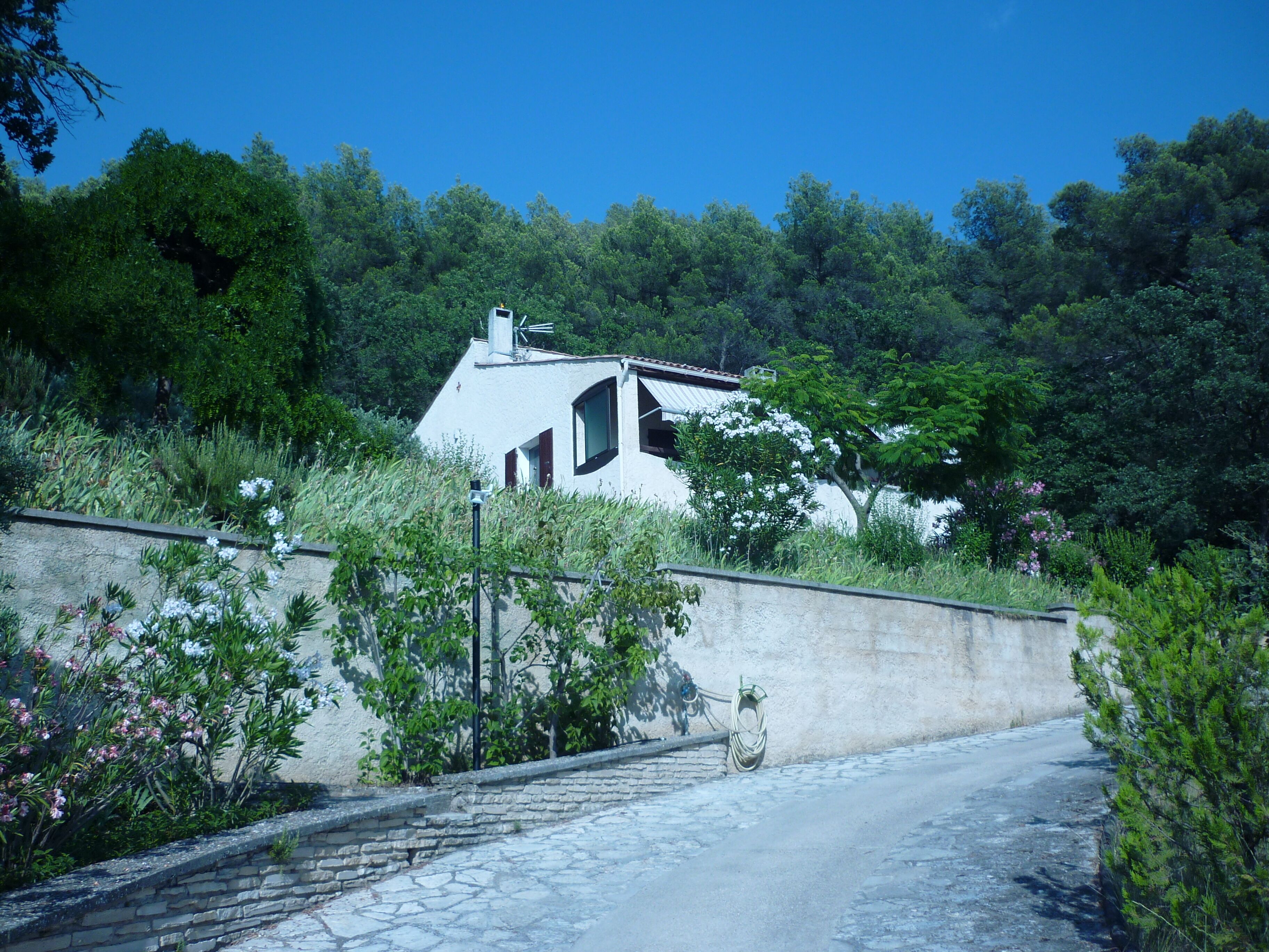 Villa on a hillside on a slope of the Luberon