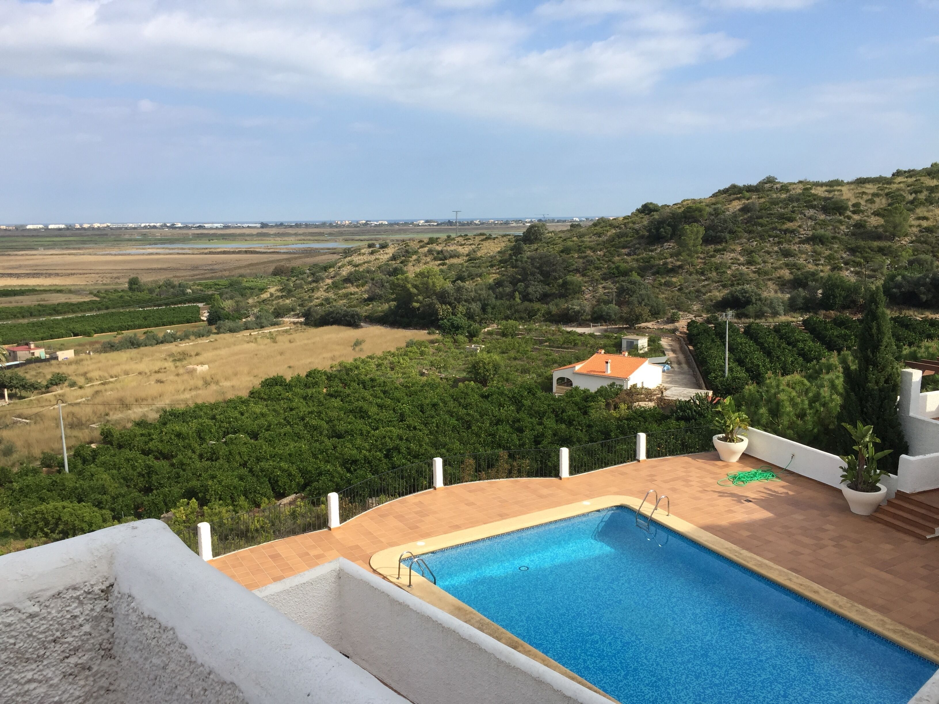 4-person duplex 90m² with sea and mountain views, large terrace + pool.