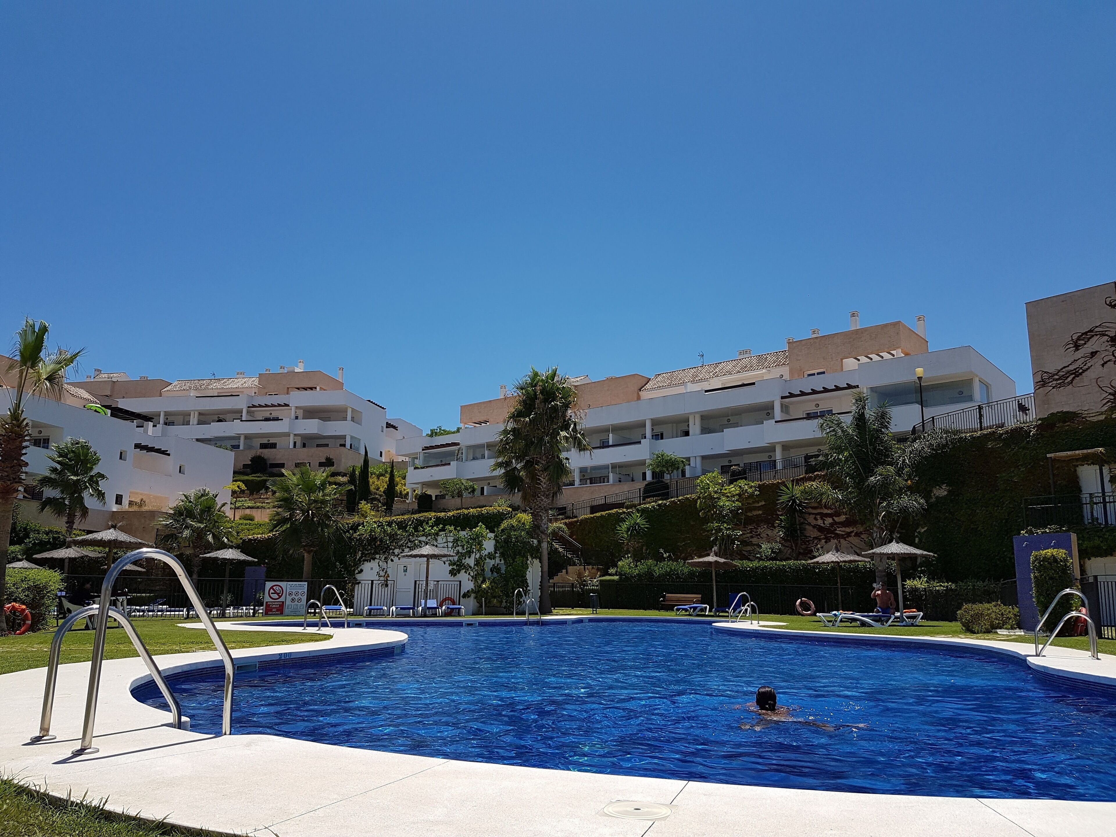 Well appointed, spacious three bedroom apartment, scenic surroundings close to golf courses 