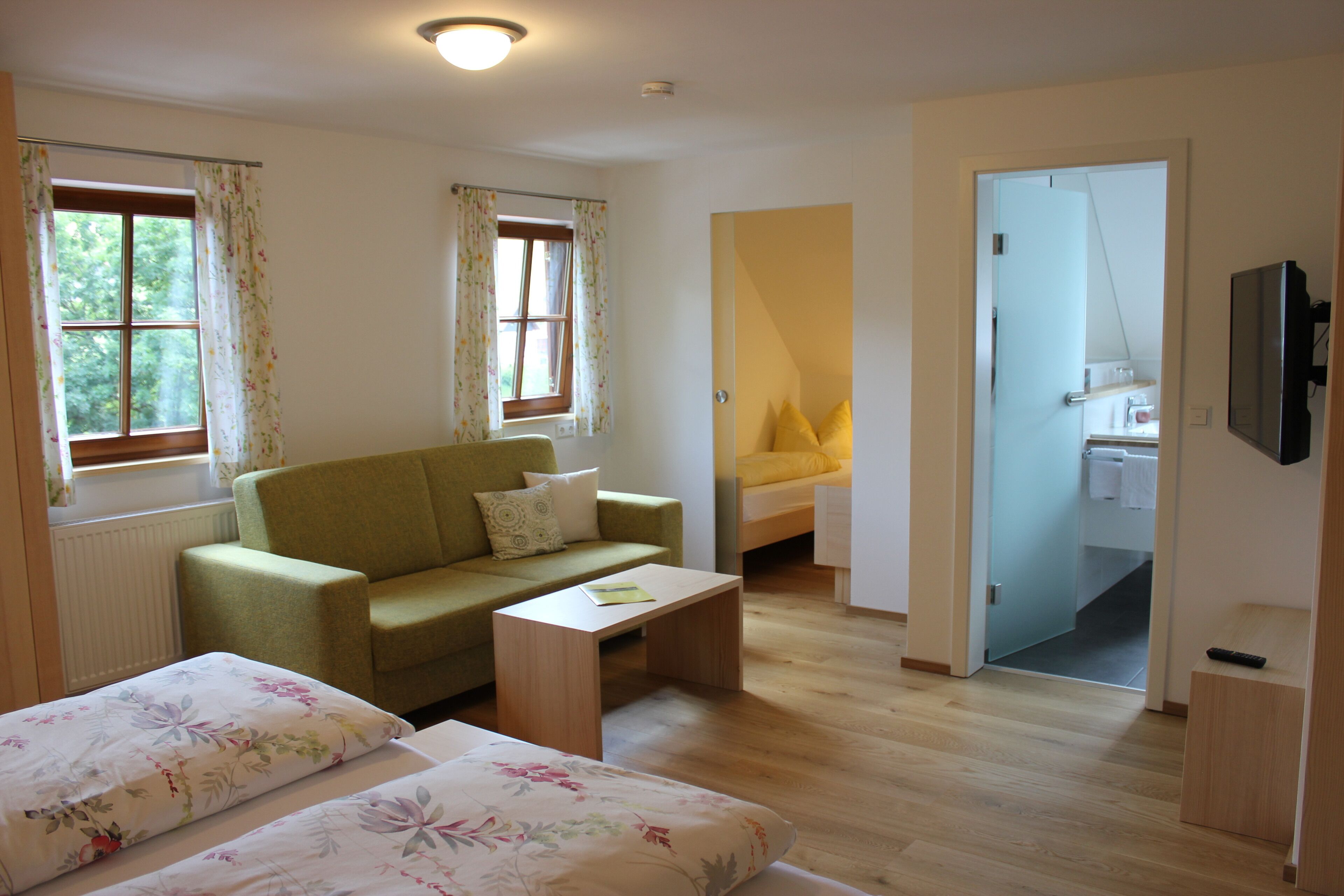 Appartement mit großzügigem Vier-Bett-Zimmer, TV
