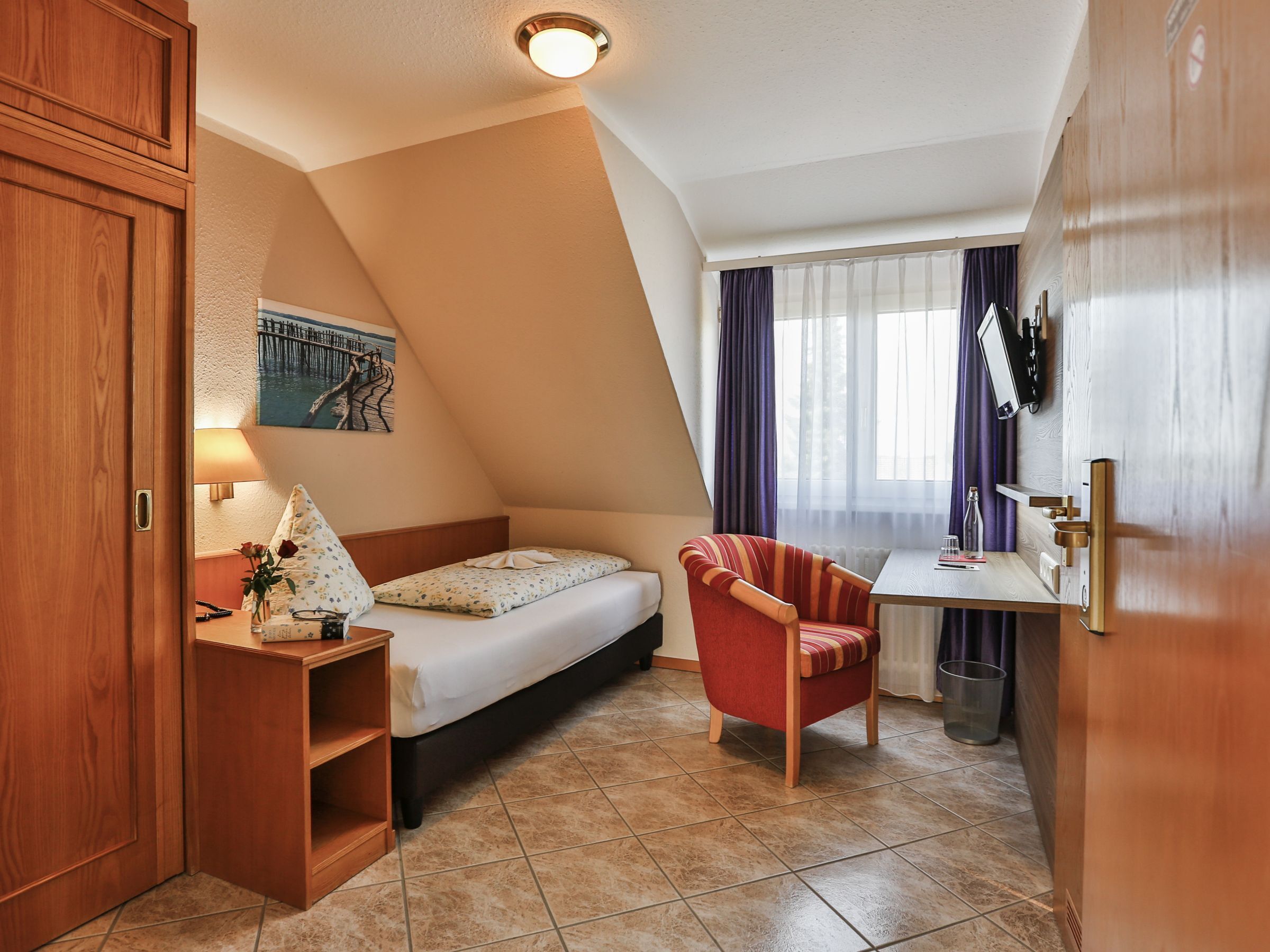 Gemütliches Einzelzimmer mit modernem Bad, Flachbild-TV und WLAN