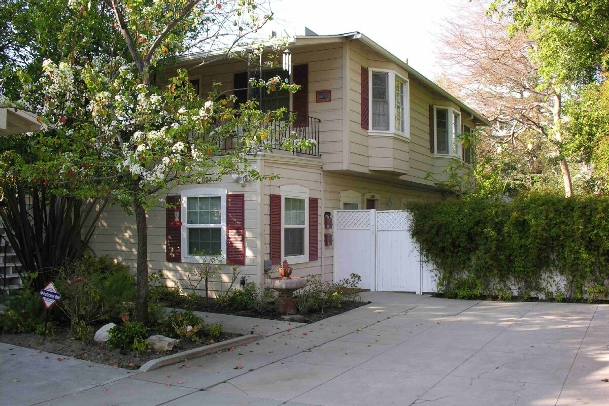 Charming Duplex with Private Yard. Pets Welcome
