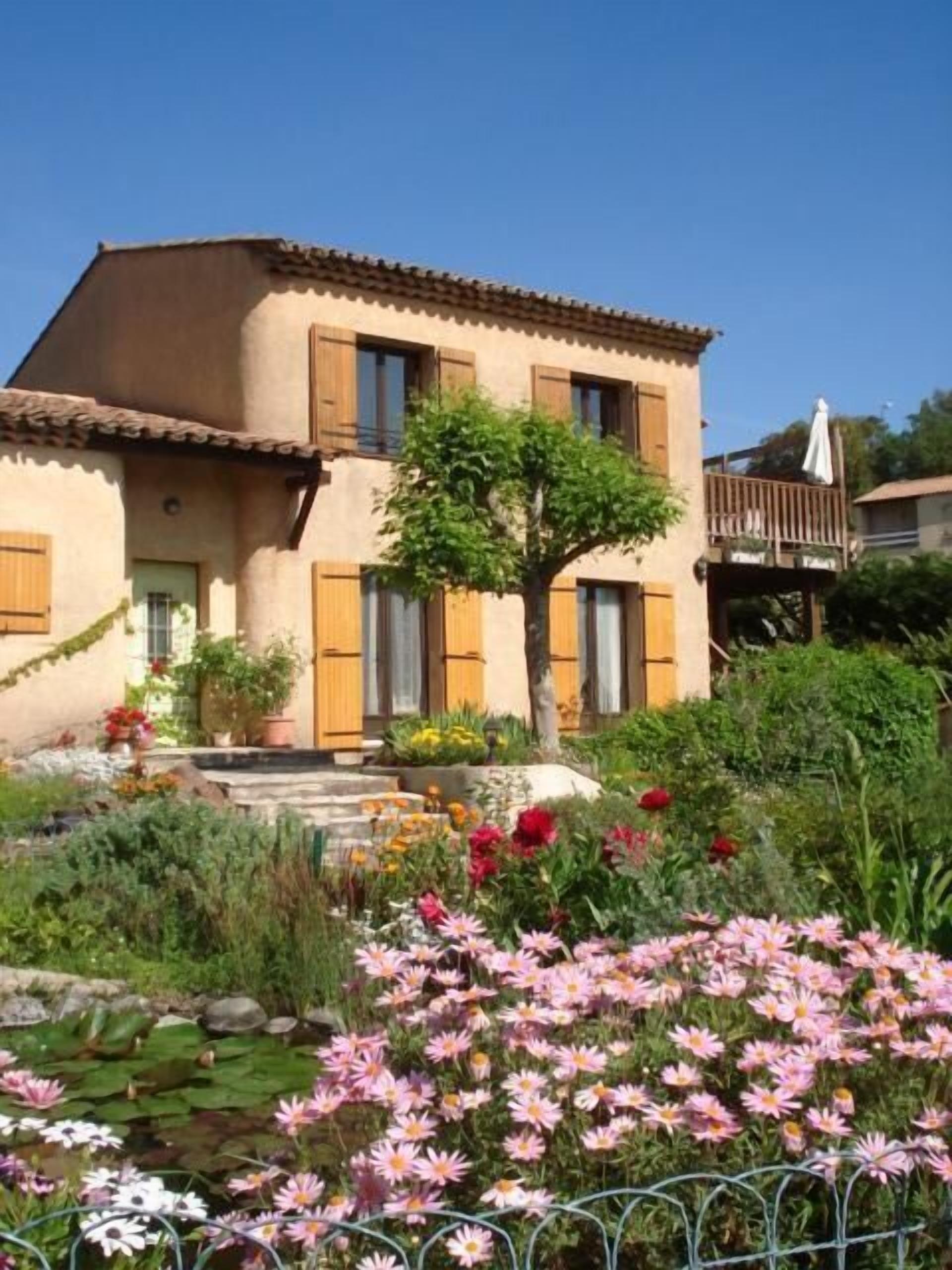 Apartment 2 bedrooms, at the first floor of villa: garden, pool