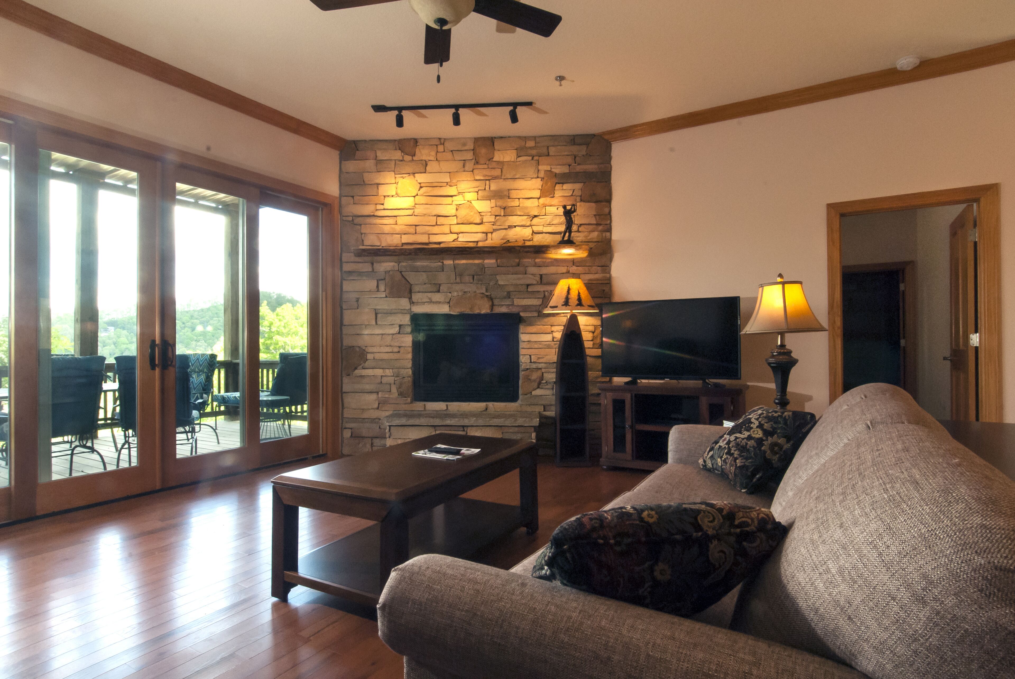 Luxurious Condo in Smoky Mountain Country Club, Gorgeous Mountain Views!!