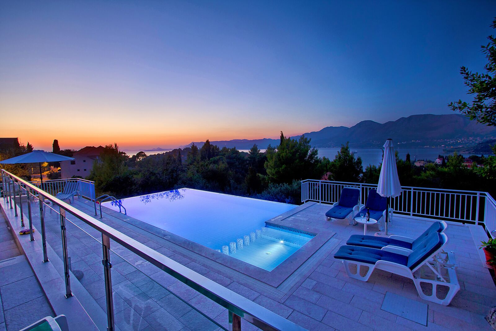 Apartment with sea view over the Cavtat bay and the city of Dubrovnik.