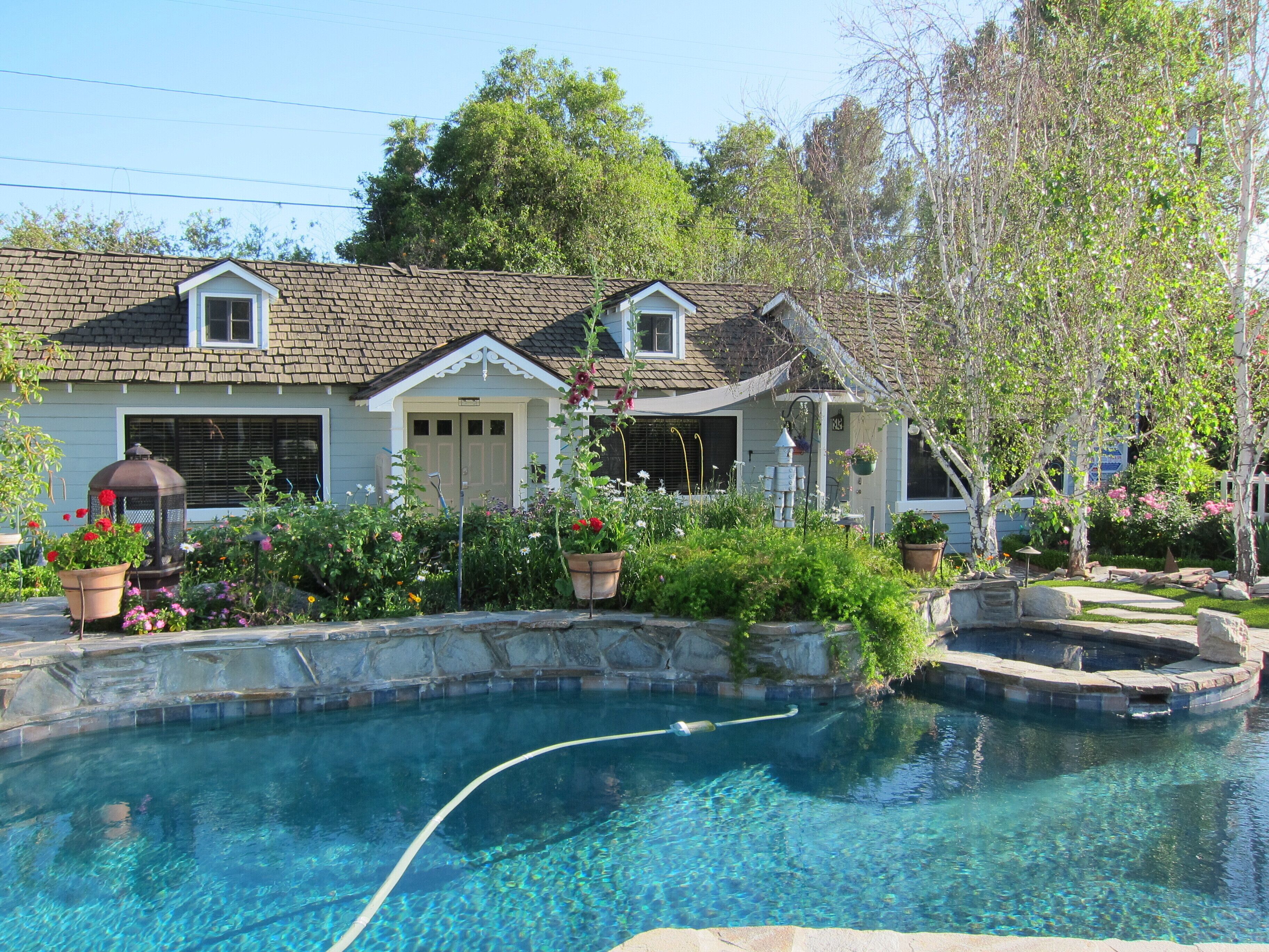Private guest House1bd 2bath= 24/7 check-in =Hi Speed Wi-Fi= Full Kitchen=Gated