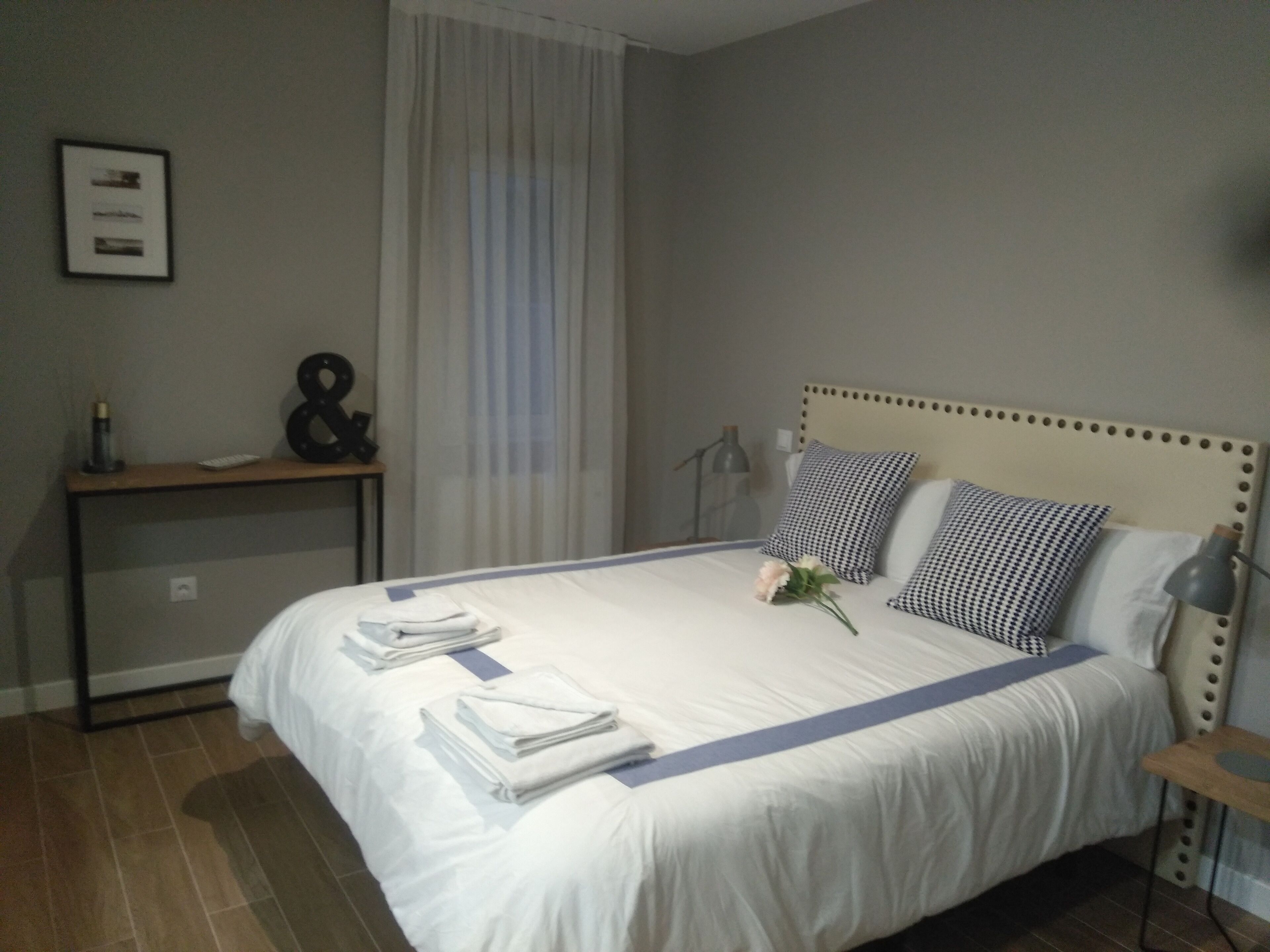 Attractive Centric Studio. Optional parking- E1