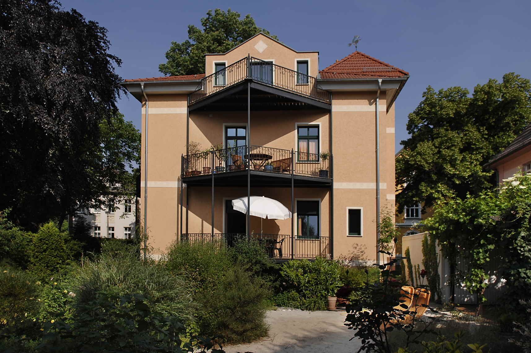 4-star apartment in a very quiet and green villa location