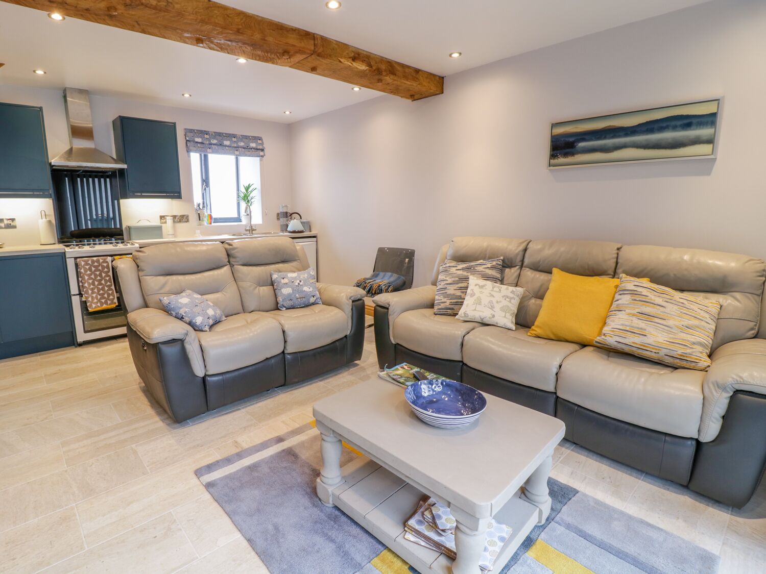 7EVERN @ PORTH FARM, pet friendly, with a garden in Caersws