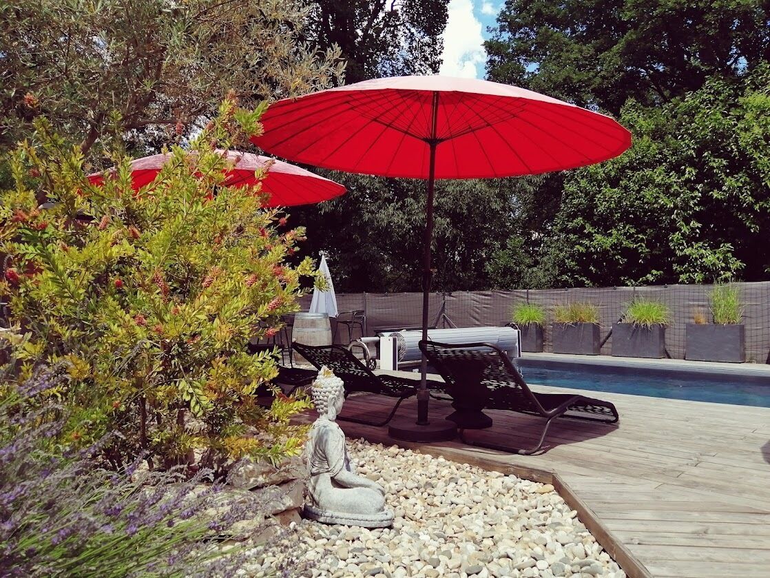 Between Nimes and Montpellier, lodging air-conditioned 4 pers. with a pool