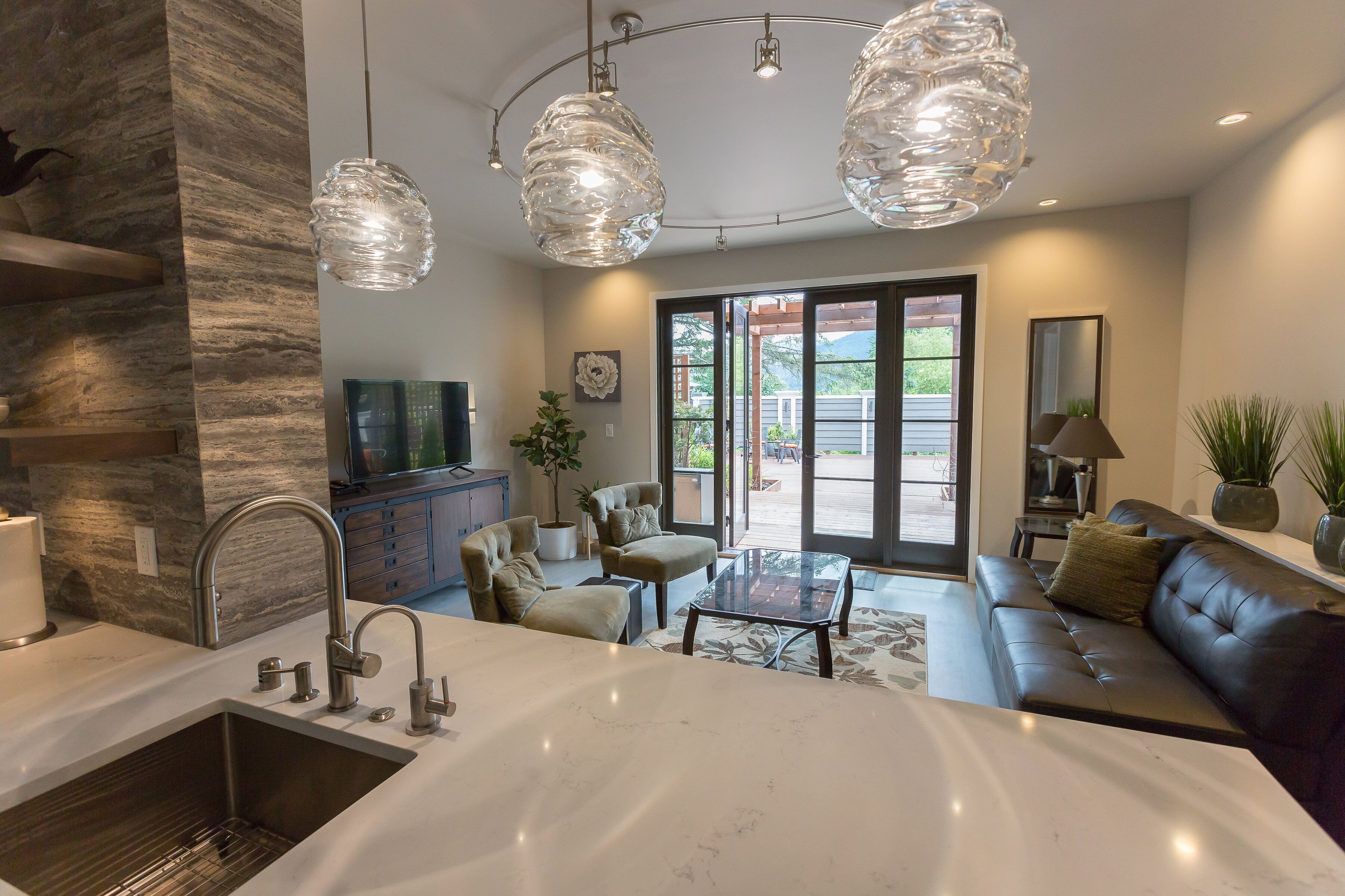 Spacious Luxury Garden Apartment Downtown