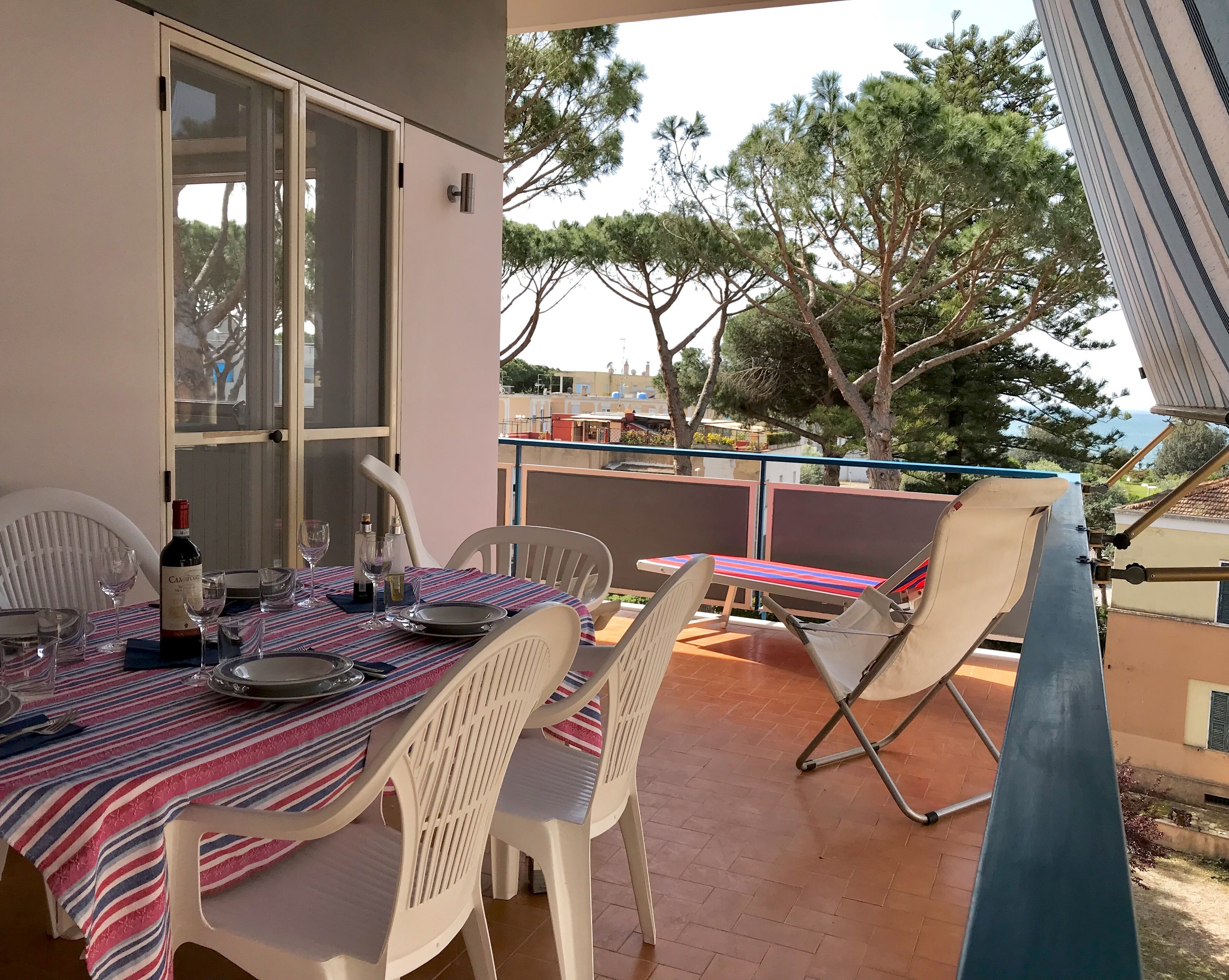 SEA VIEW, Center, large veranda, 3 rooms, 2 bath, 250mt from beach