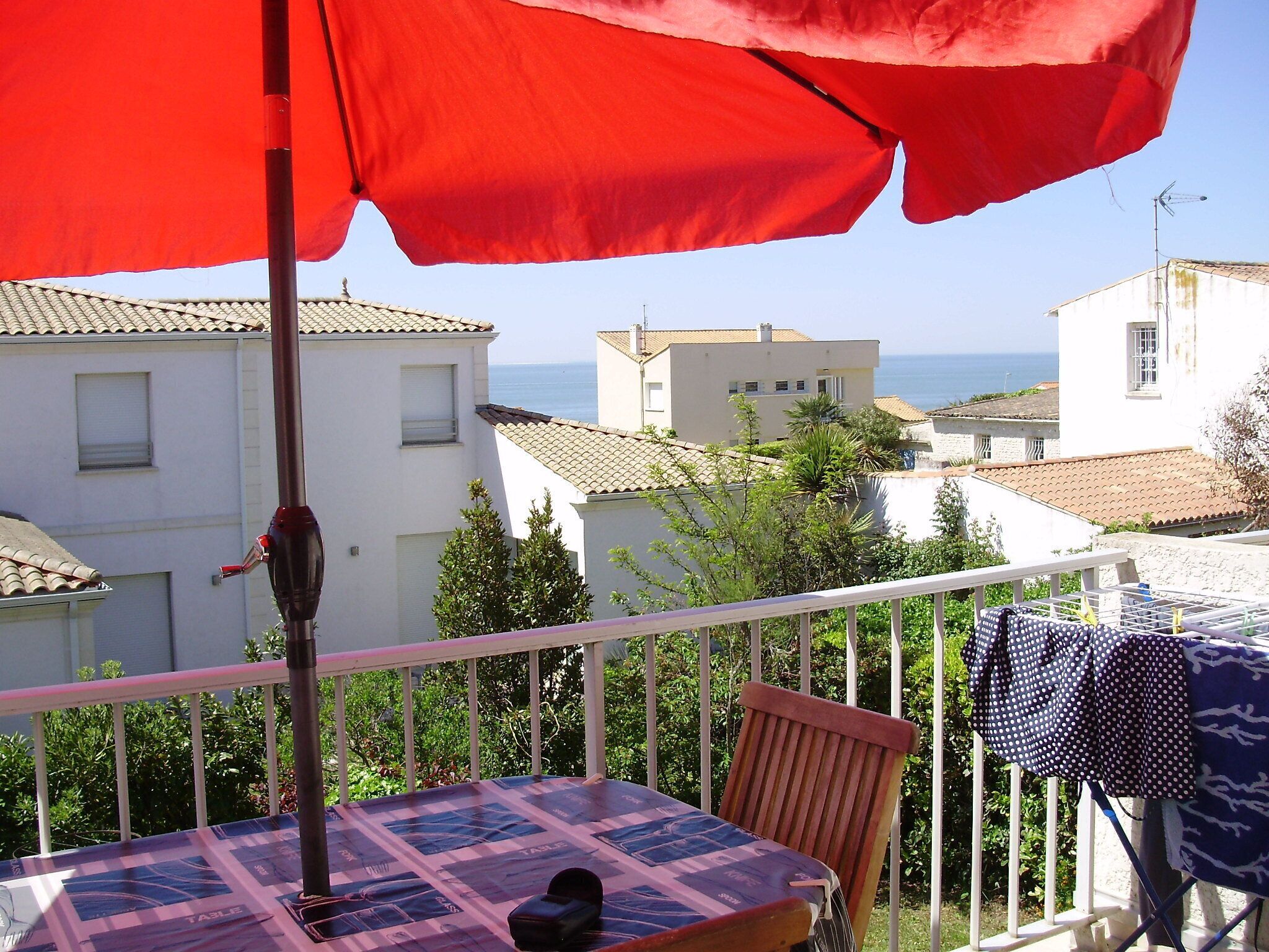 T2 Royan- St Palais. 100m from the sea(separate room.)