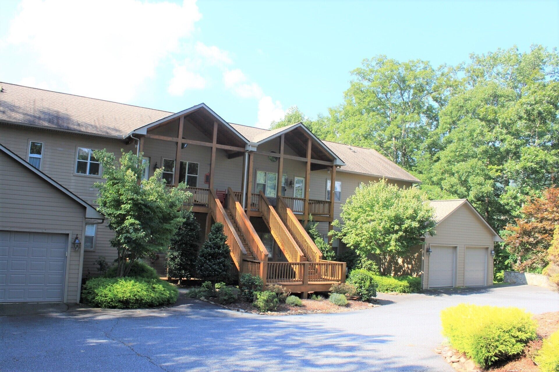 Large 2 Story Mountain Resort Condo with just 1 step to main floor! Garage!