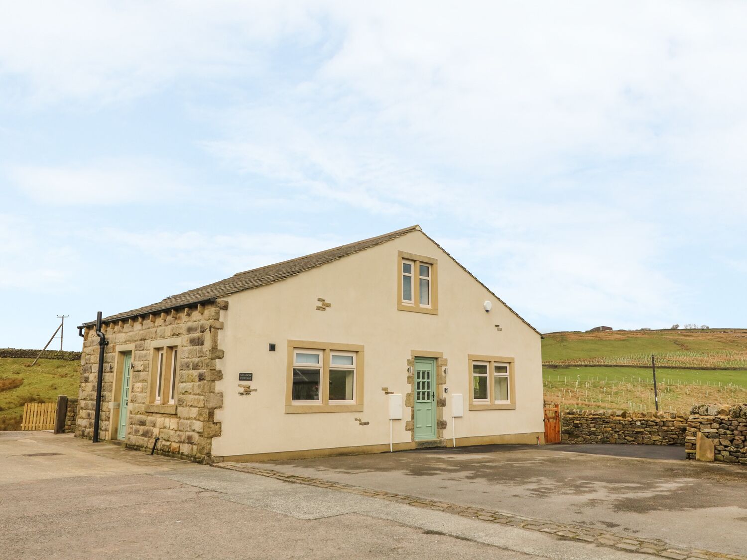 MEADOW COTTAGE, family friendly, with a garden in Cowling