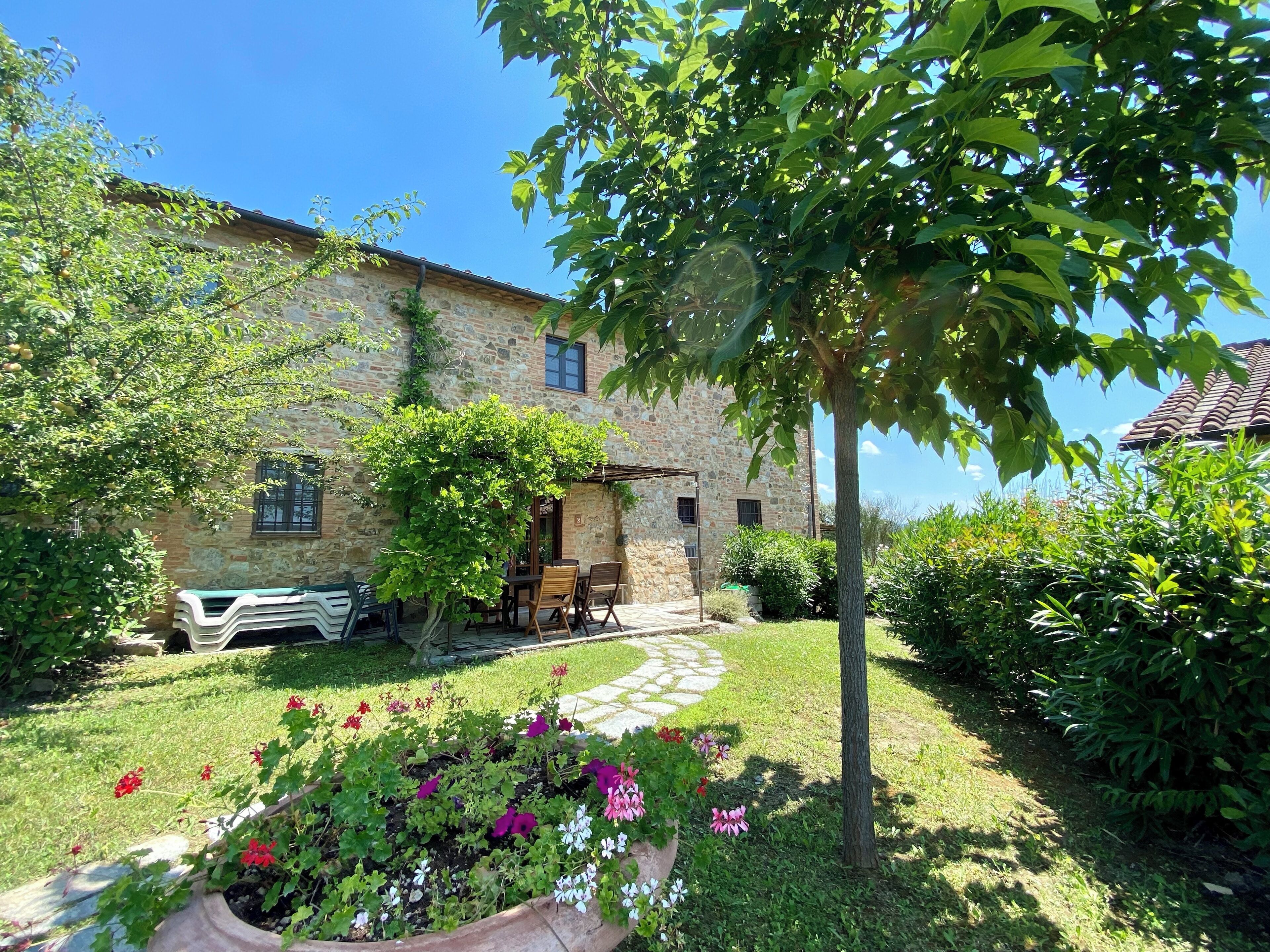 Near San Gimignano - beautiful restored farmhouse apartment 