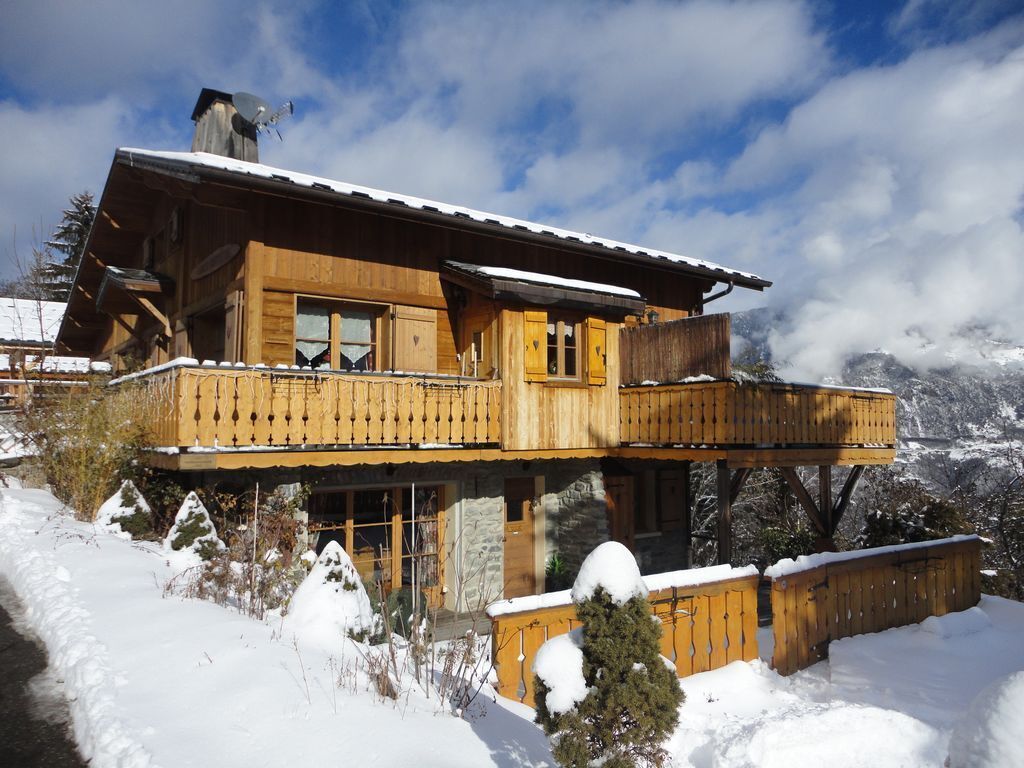 4 * Chalet Apartment , log fire,WiFi. Méribel 3 Vallées quiet & stunning views 