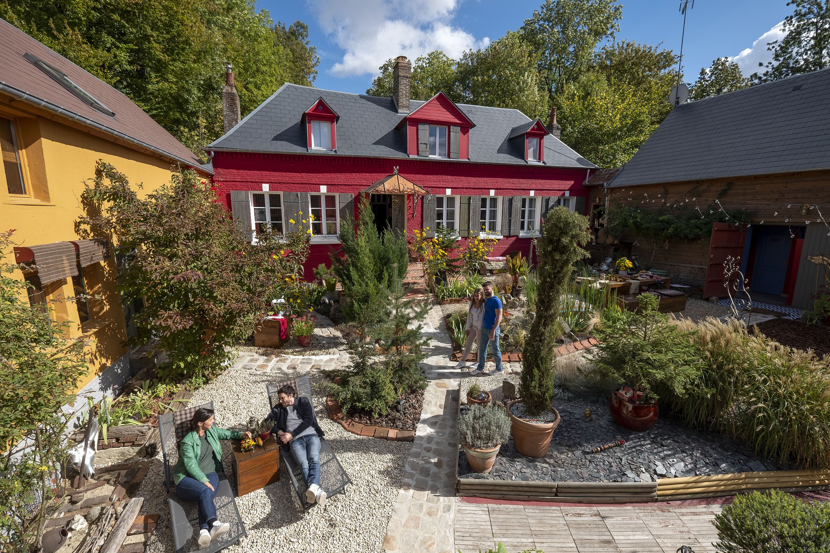 Welcome to 2, a unique guest house in the colors of the imagination