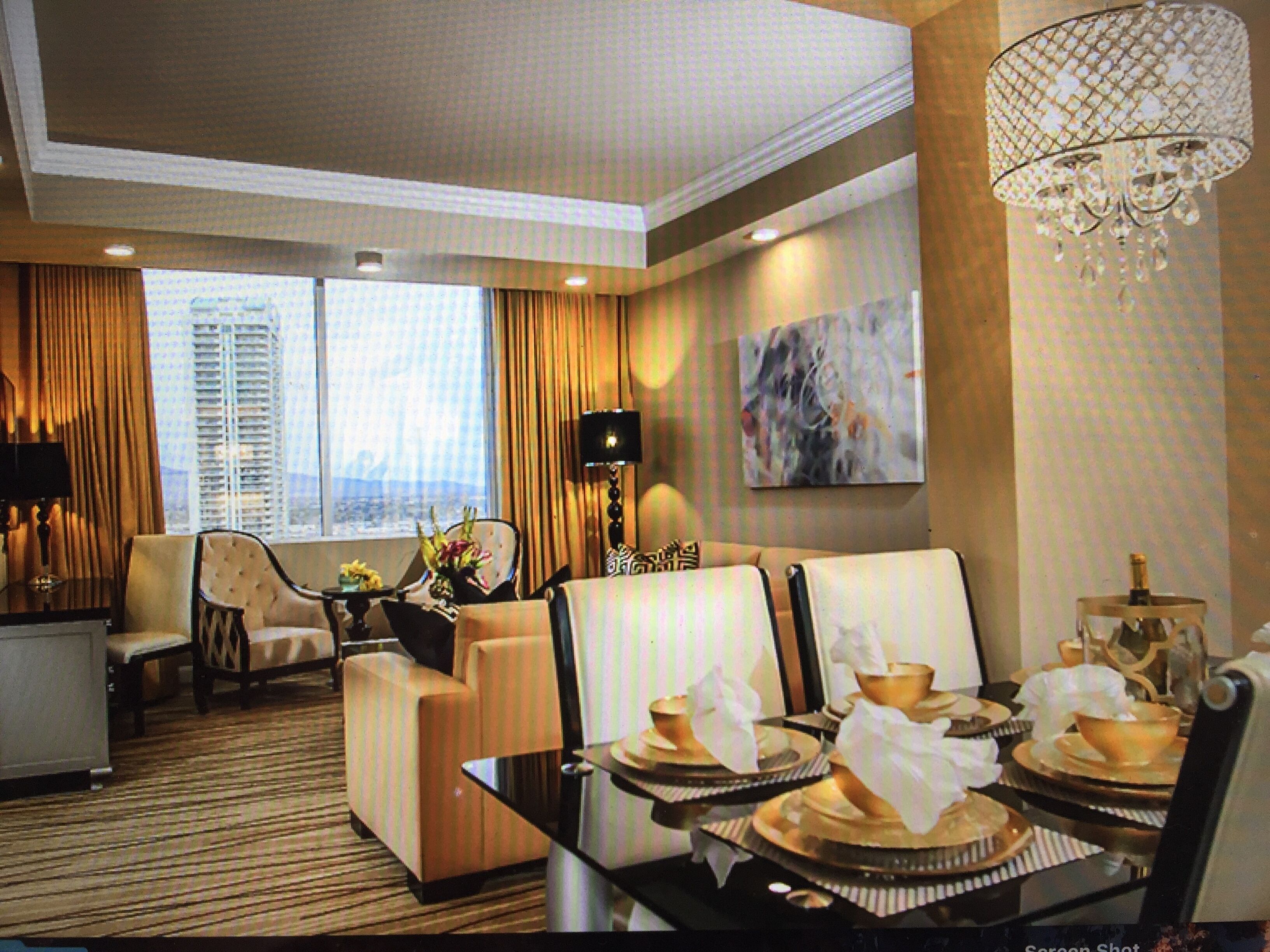 Luxurious & Spacious 1 Bdr Condo with Strip View, Private Jacuzzi & Kitchenette