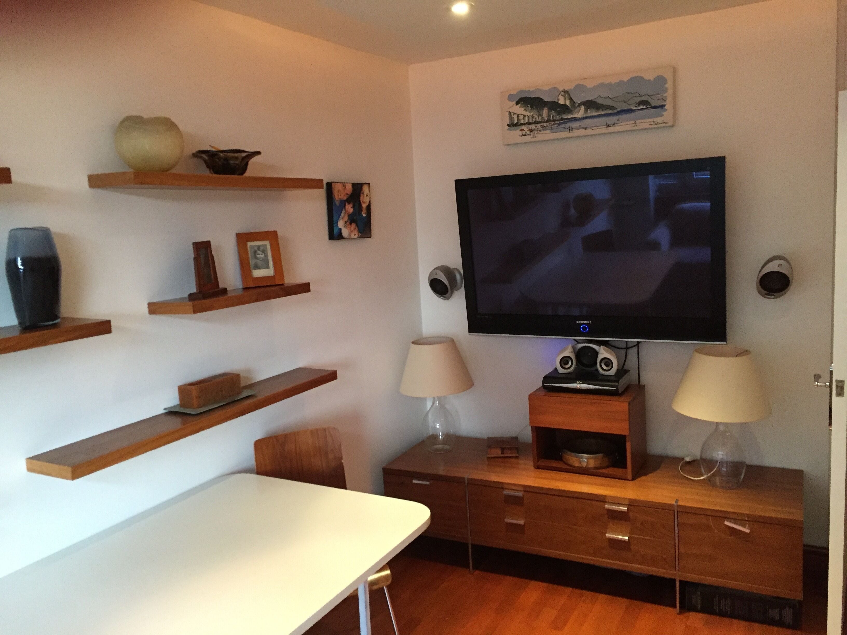 Stunning self contained 1 bedroom flat in the heart of Putney. 