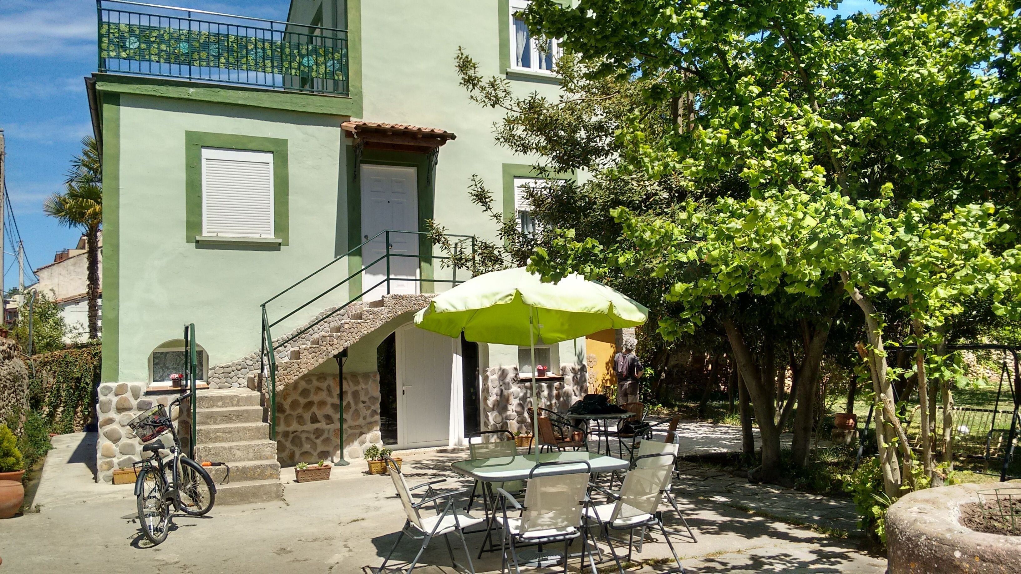 Ideal pets: apartment house with garden: for 2 people, for 3 ask