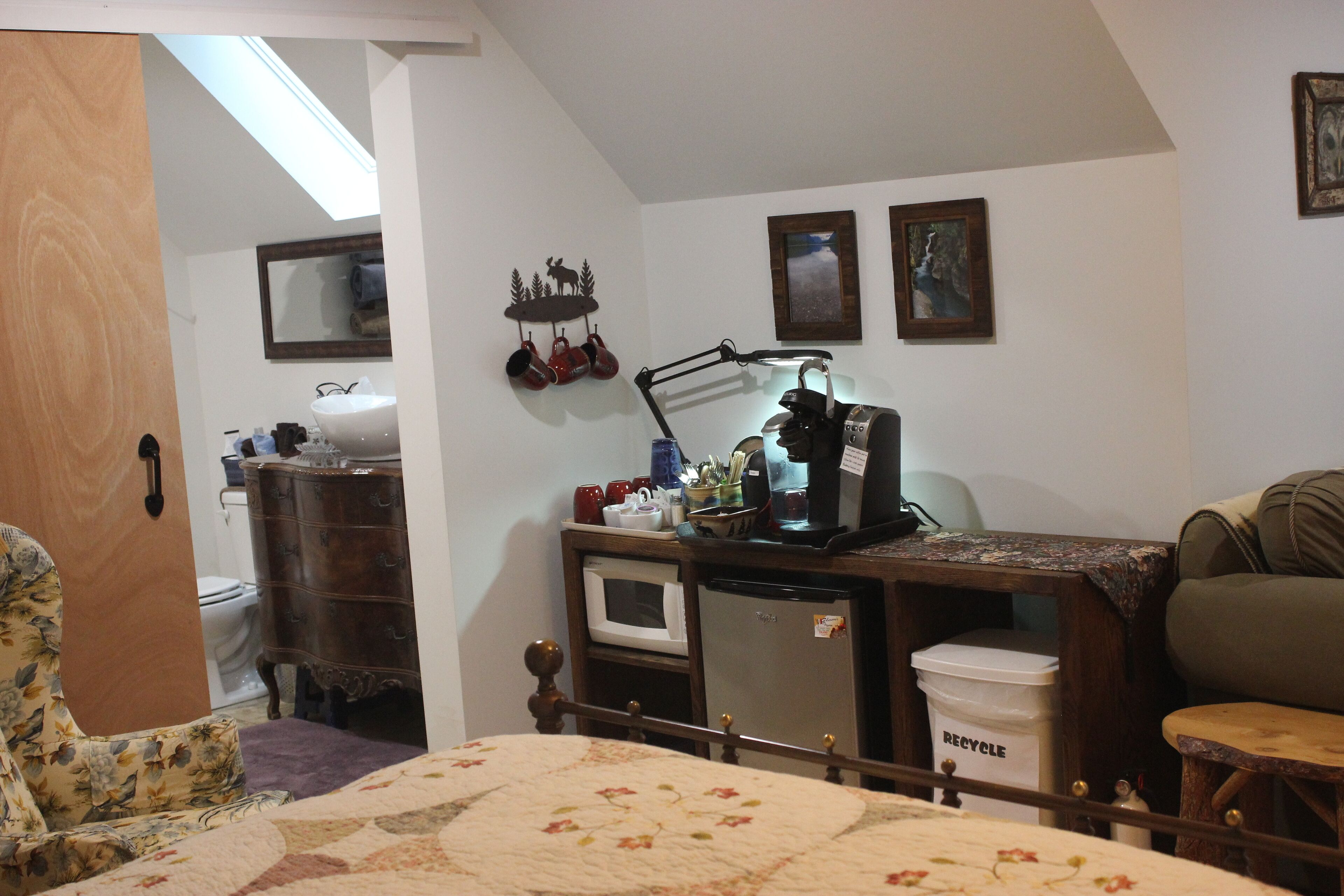 Wooded retreat! An upper level studio with private entrance, pool and Hot Tub.  
