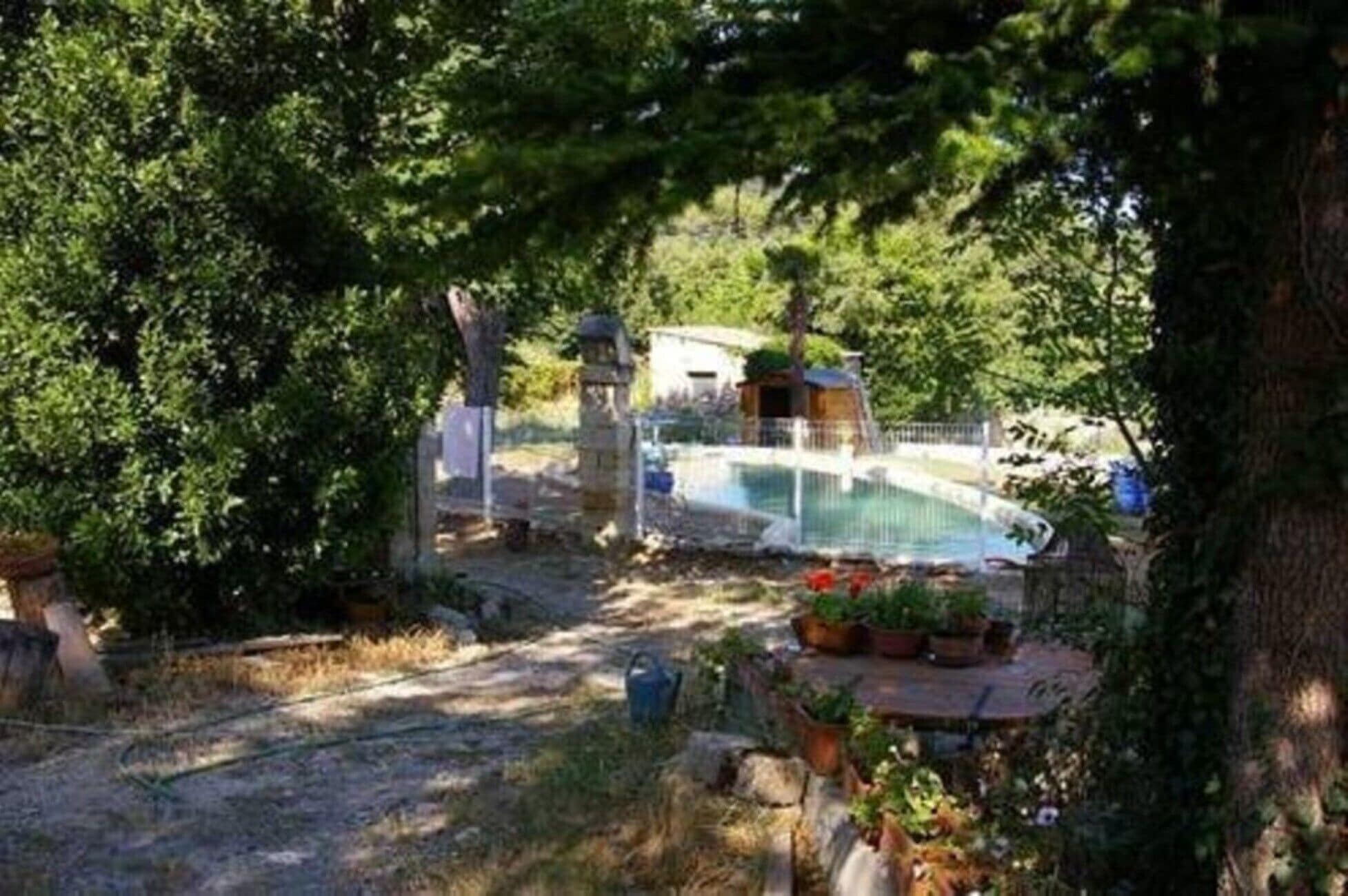 Quiet cottage with terrace, garden, pool in ST-VICTOR LA COSTE (GARD)