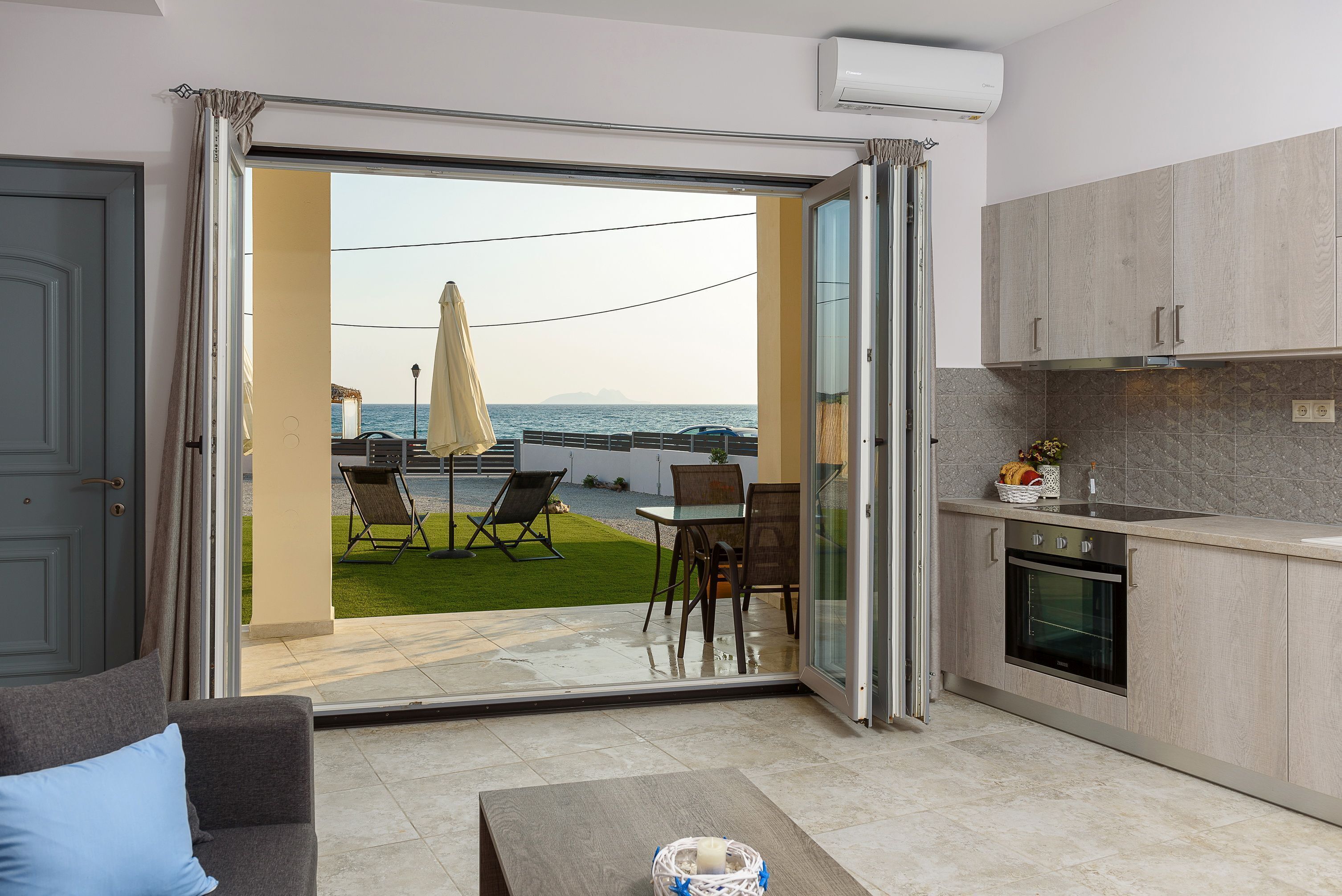 Apartment on the beach promenade of Kokkinos Pirgos with sea view