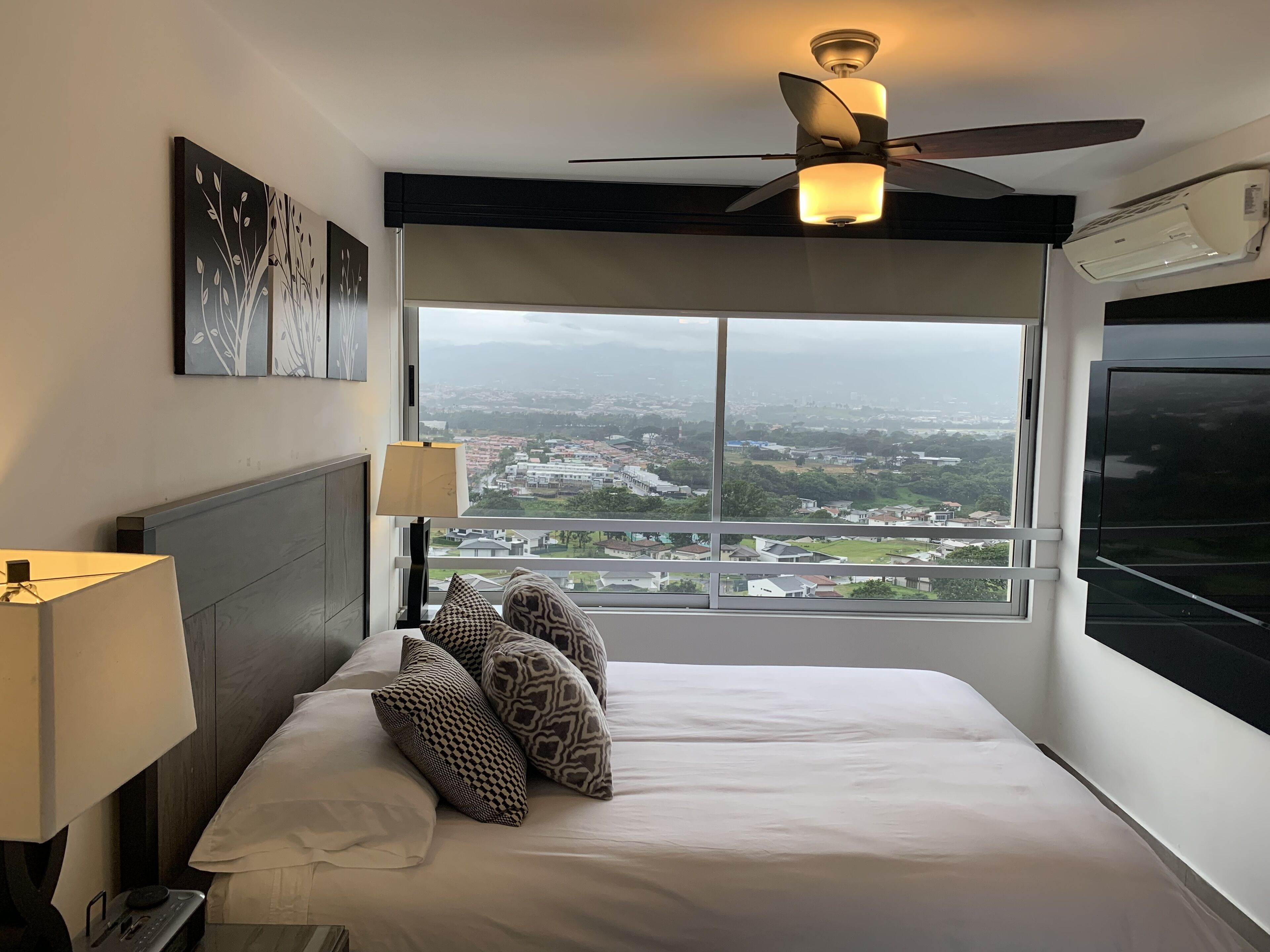 Chic APT amazing views near airport and downtown