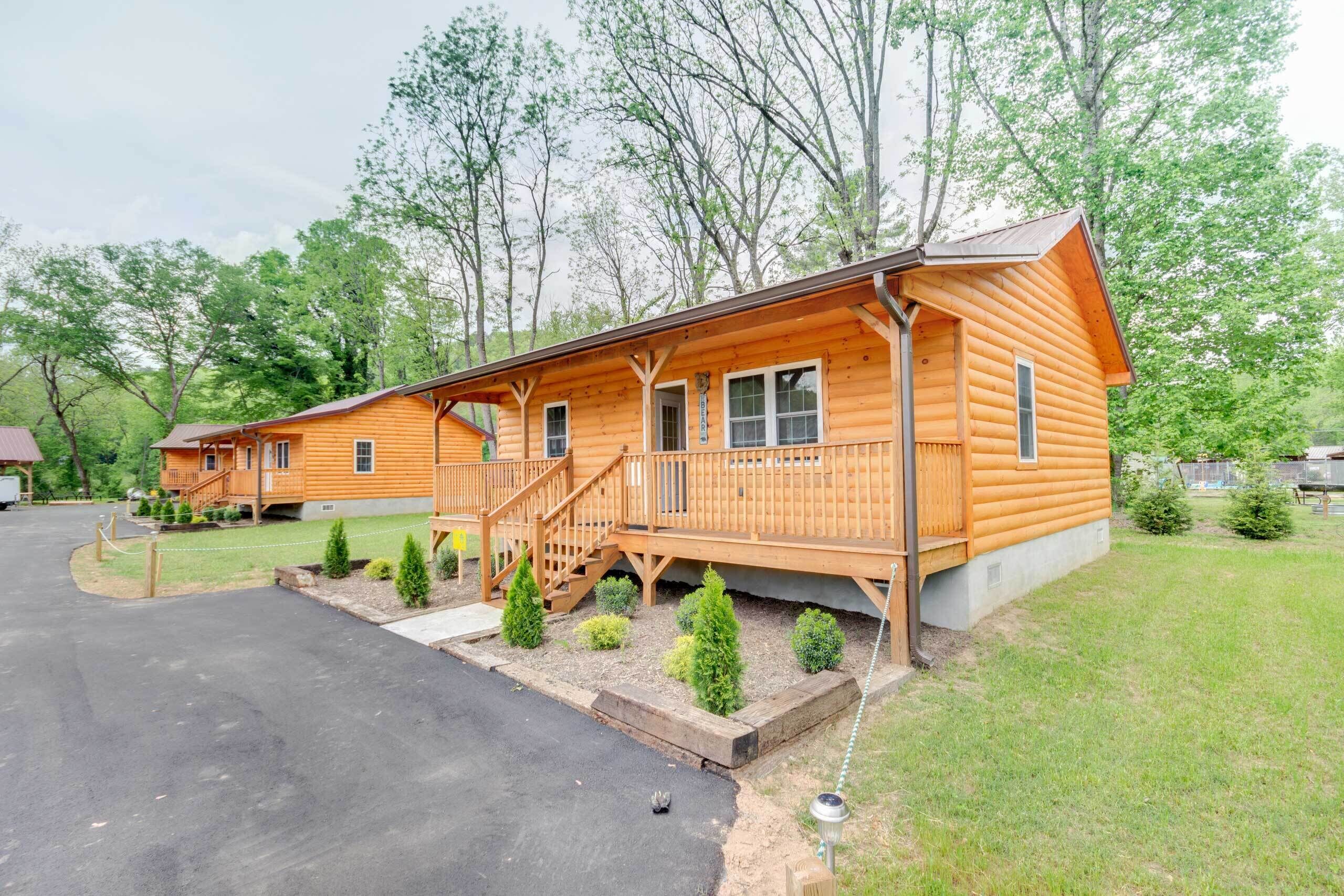 ‘Bear’s Den' Cabin w/ Porch ~ 5 Mi to Bryson City!
