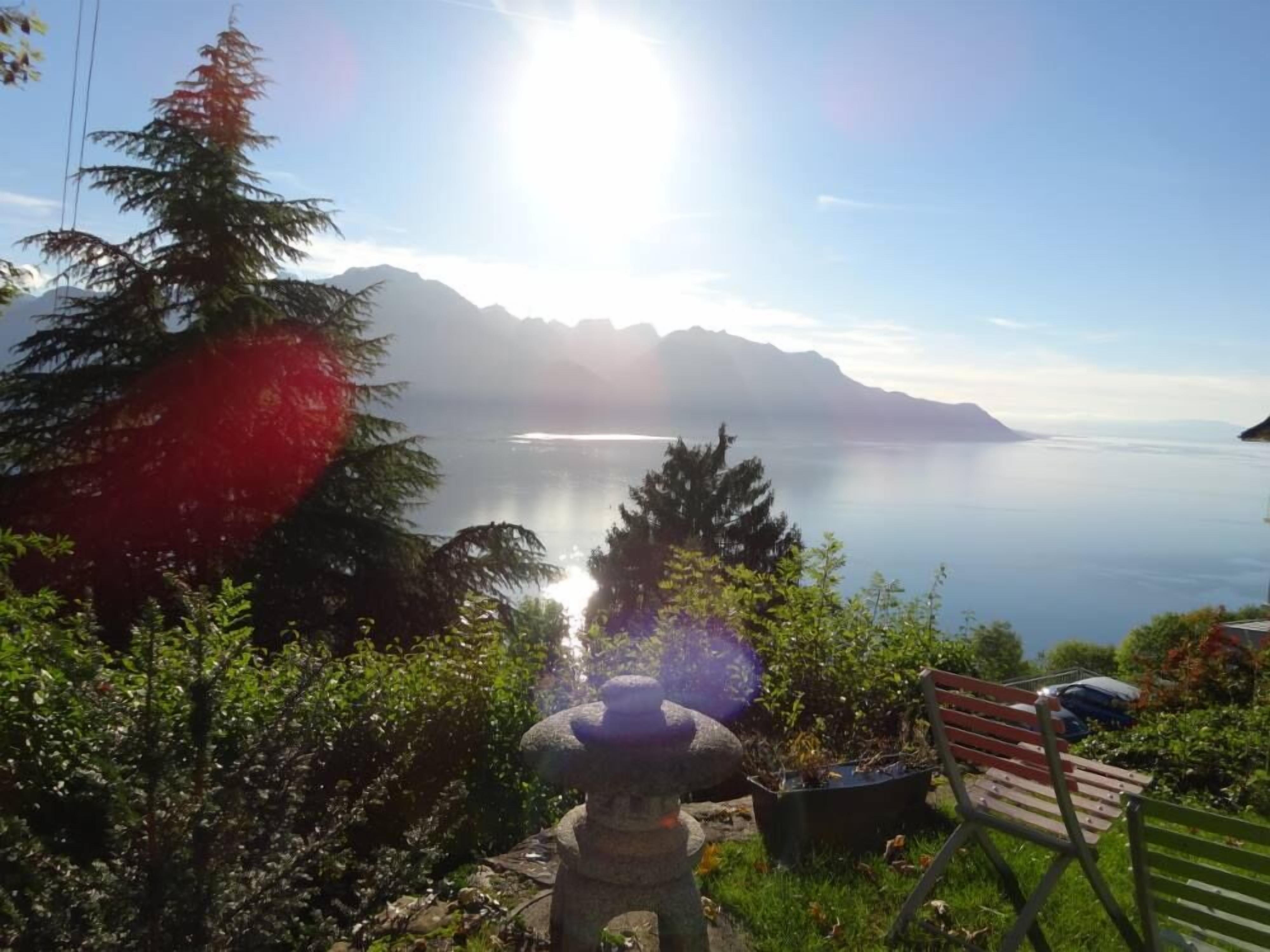 Spectacular view! Very nice apartment overlooking the lake and the mountains!