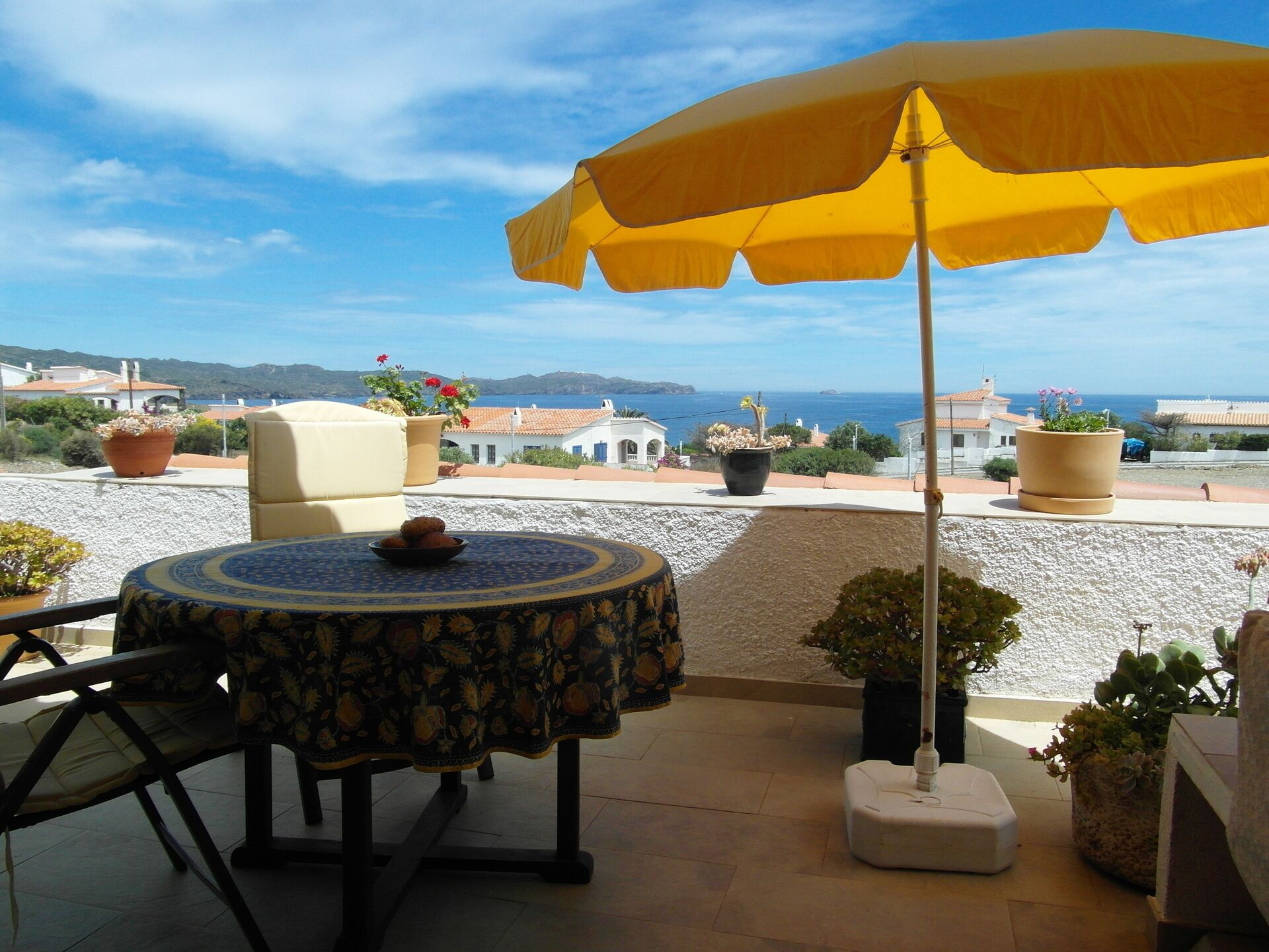 Comfortable terrace house right on the sea in Cadaques (Costa Brava)
