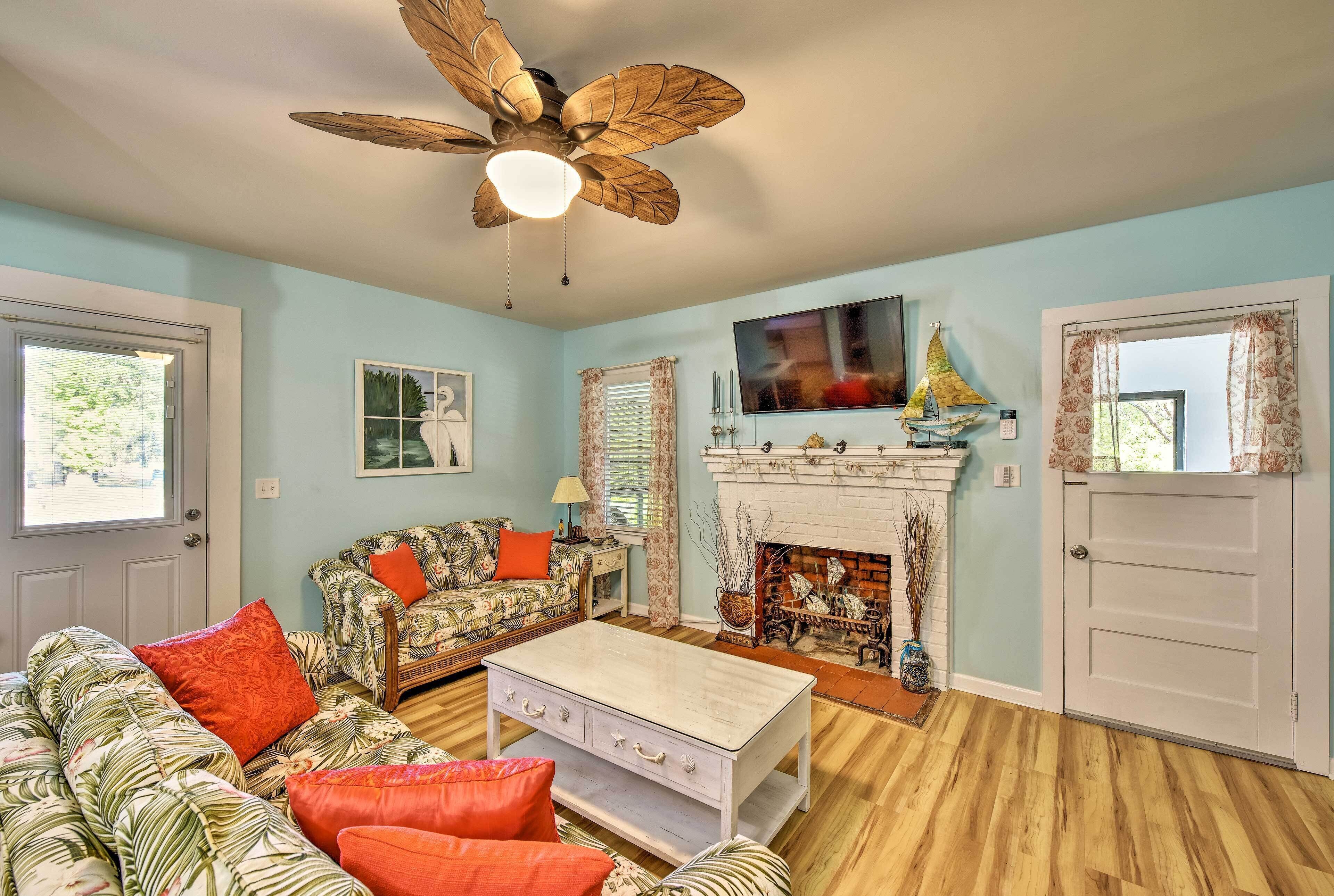 Cozy Beaufort Cottage w/ Yard - 1 Mi to Downtown!