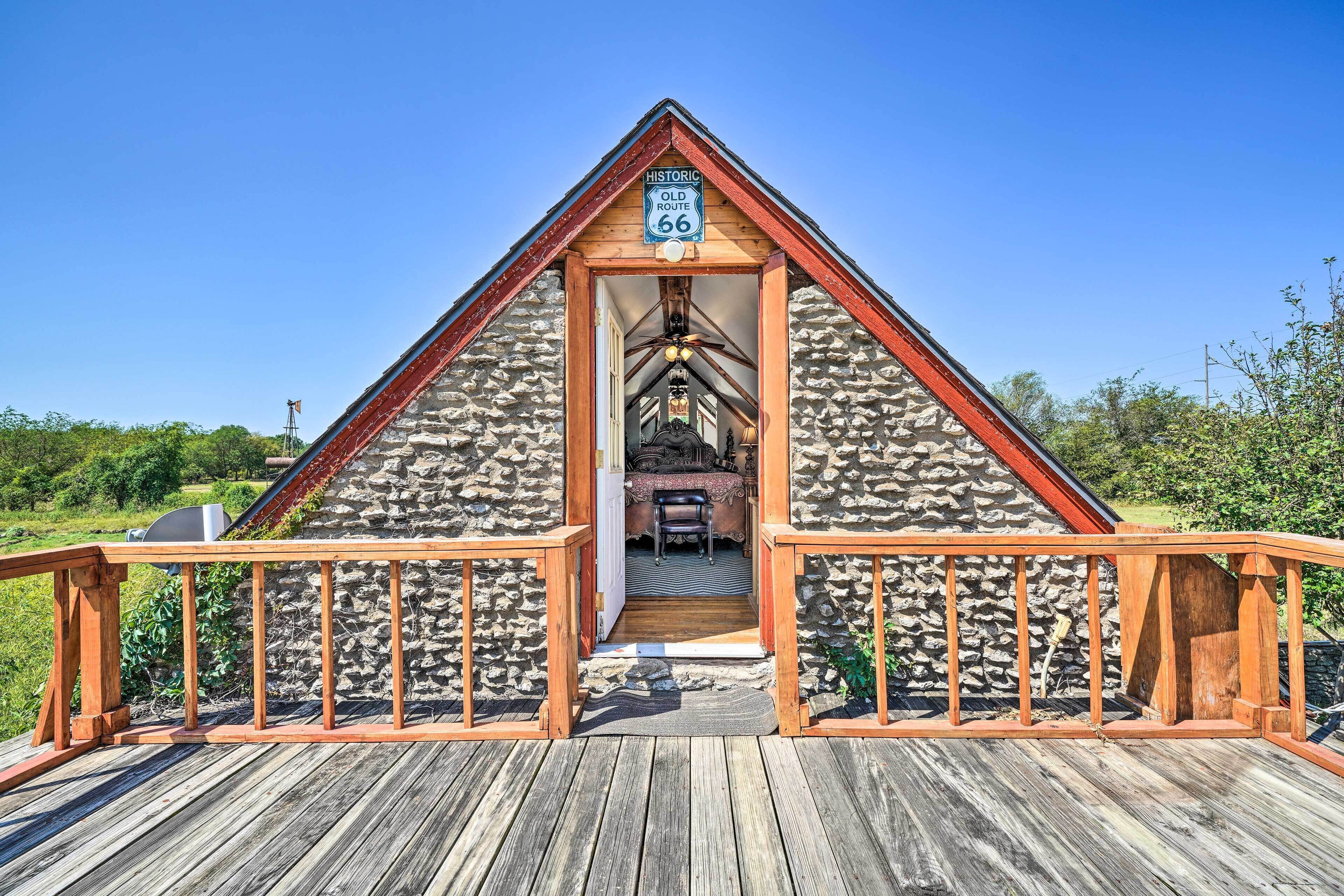 'The Rockhouse Cottage' with Deck on Tulsa Farm!