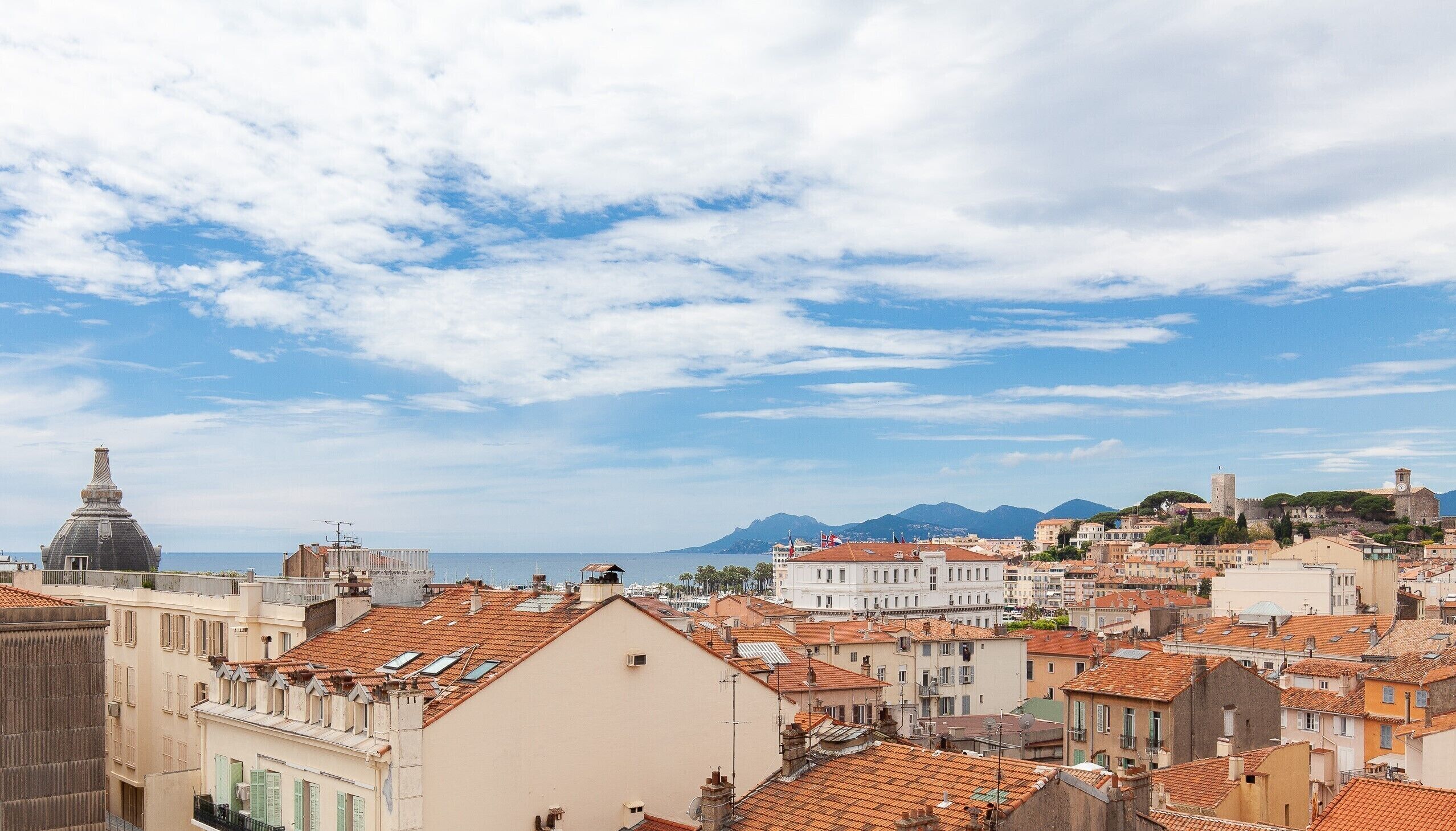 T2 charm ****, sea view, hyper center, 5 mins walk to Palais Festival / Croisette