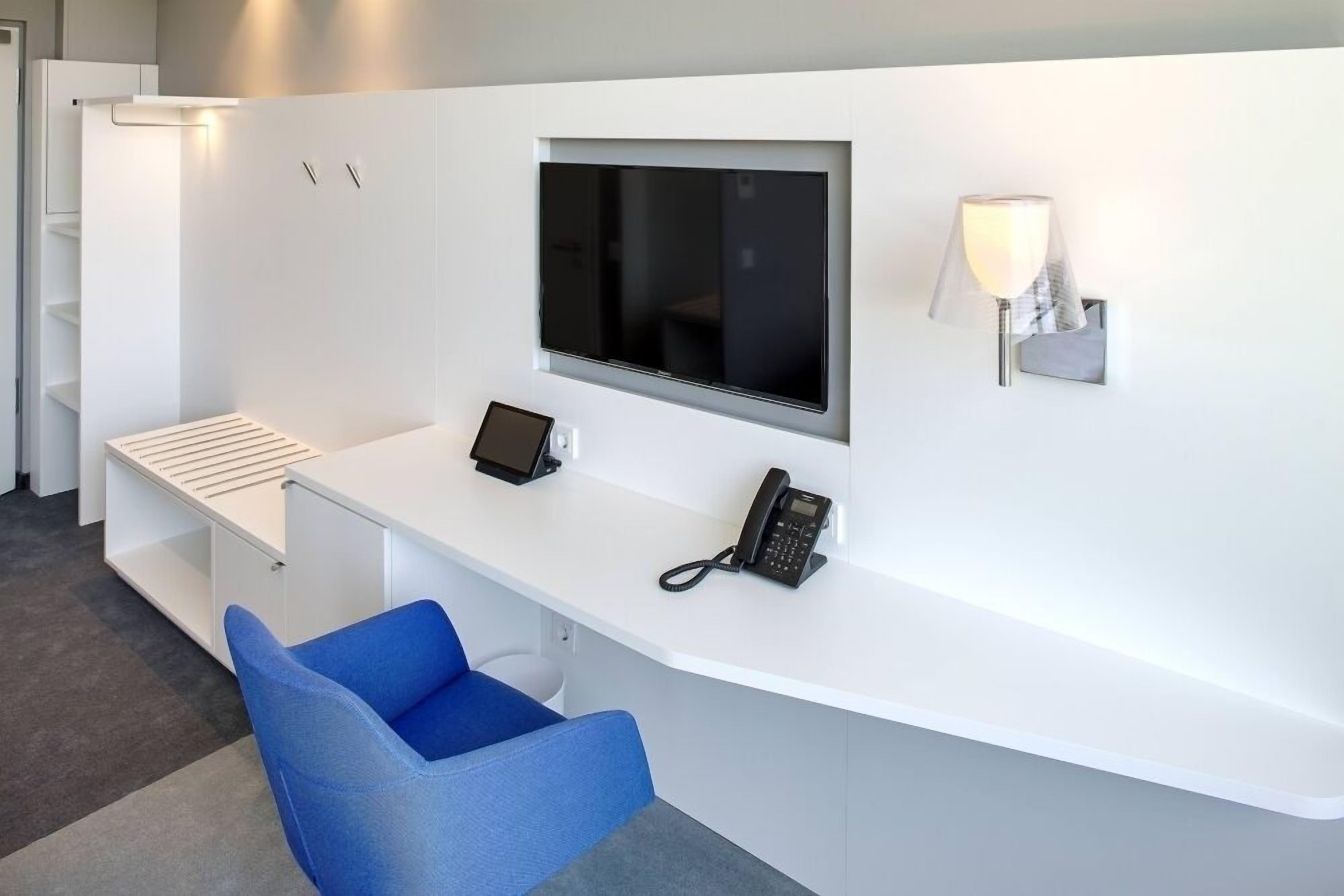 Standardzimmer Gold mit Panoramafenster und King Size Boxspringbett