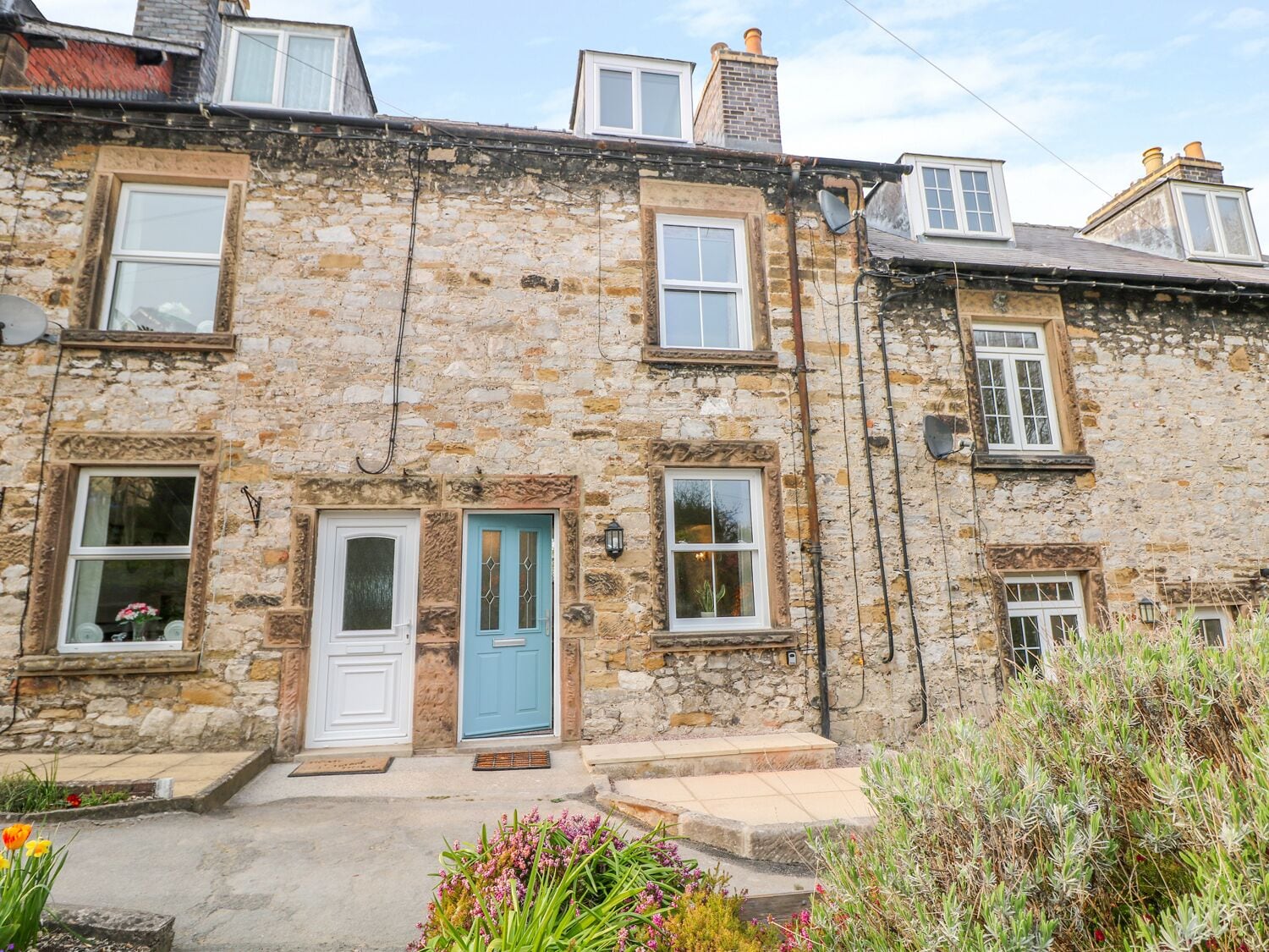 WYEBROW COTTAGE, pet friendly, with a garden in Bakewell