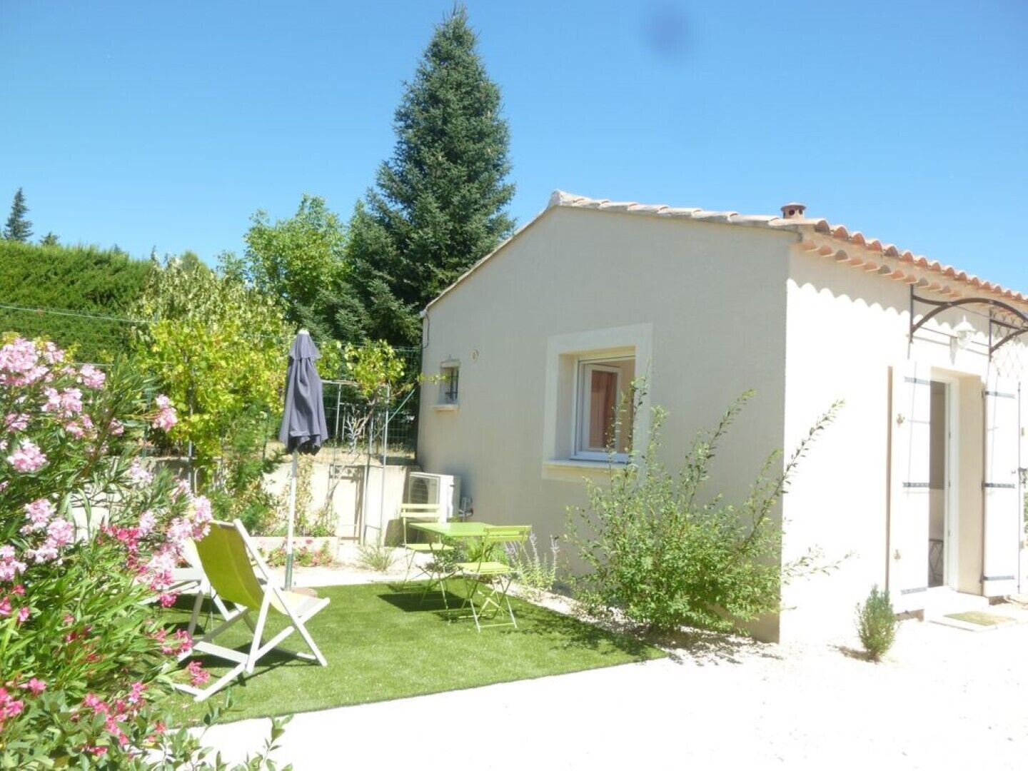 Cottage near Avignon air conditioned wifi swimming pool garden parking