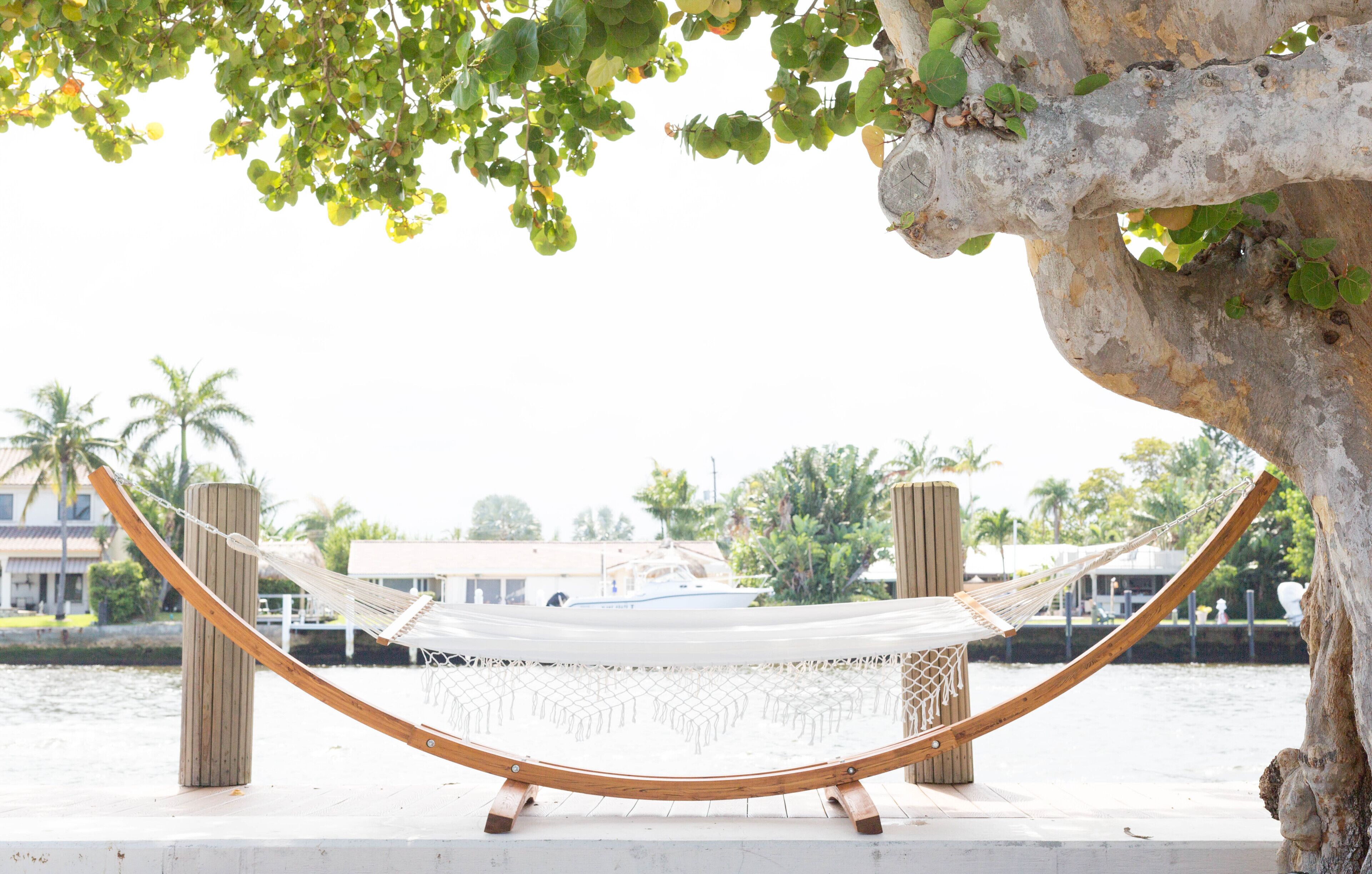 Waterfront condo with pool, 1 block from the BEACH