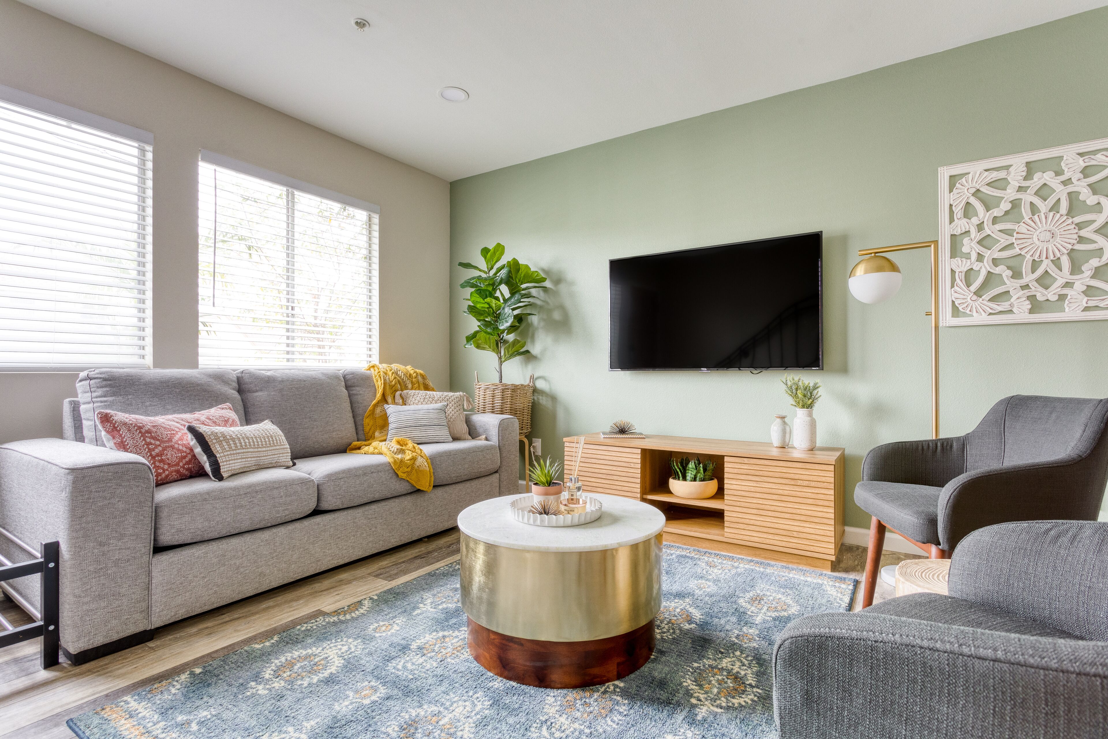 Farmhouse Getaway: 2 Bdr Condo near Disneyland & Little Saigon