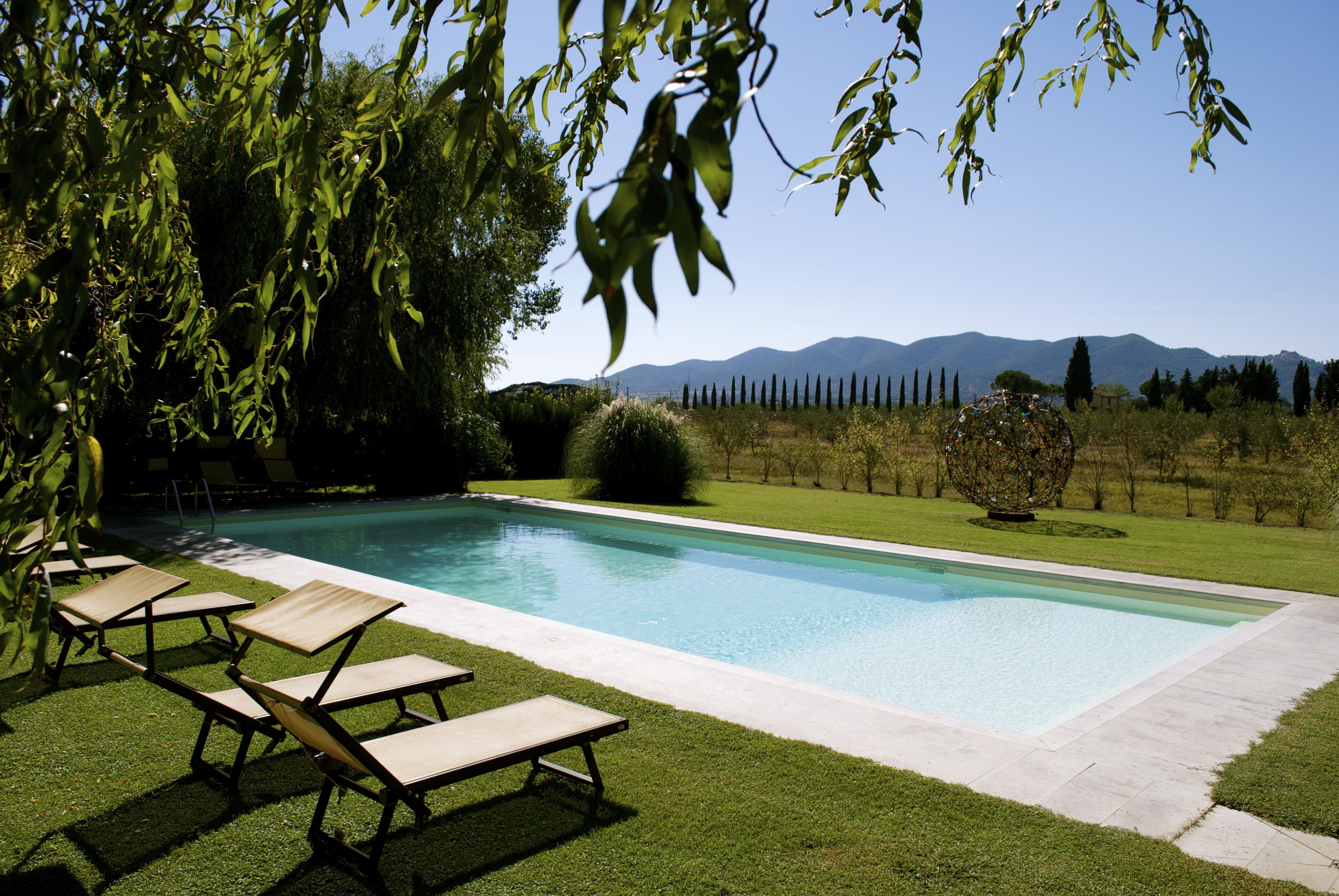 Tuscan farmhouse between nature and contemporary art