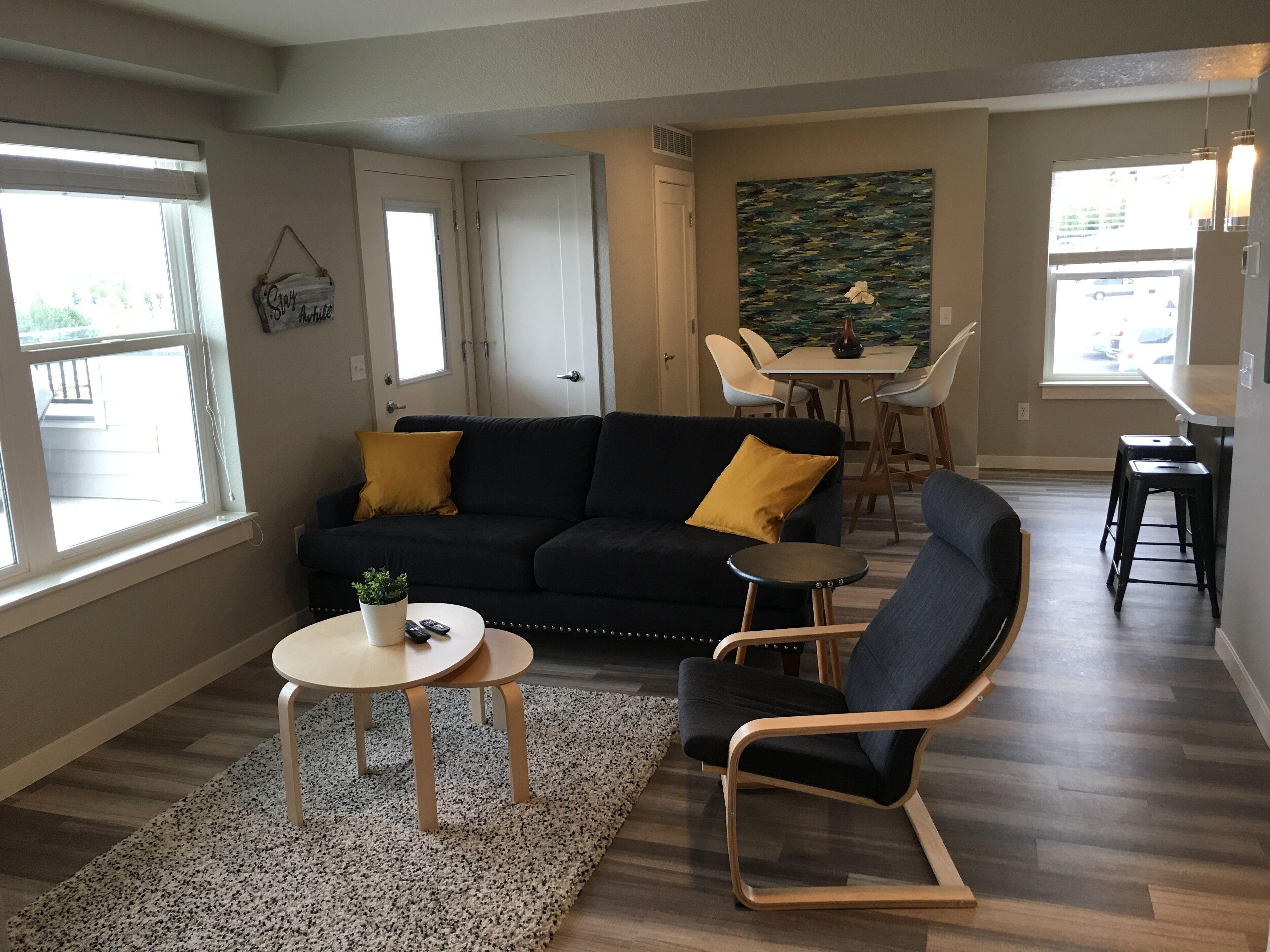 Bright and Modern 2 bedroom apartment with an AMAZING deck!!!