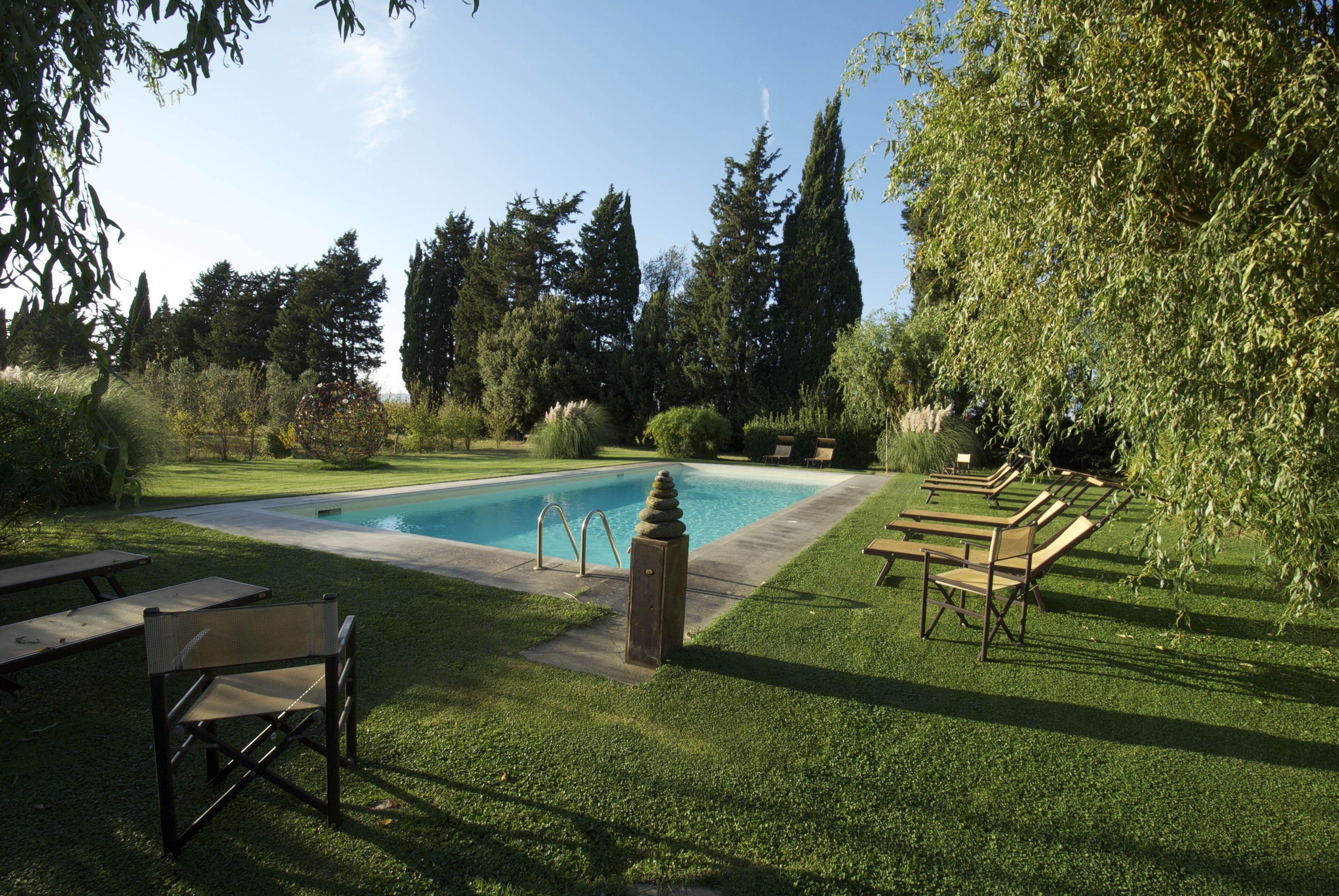 Tuscan farmhouse between nature and contemporary art