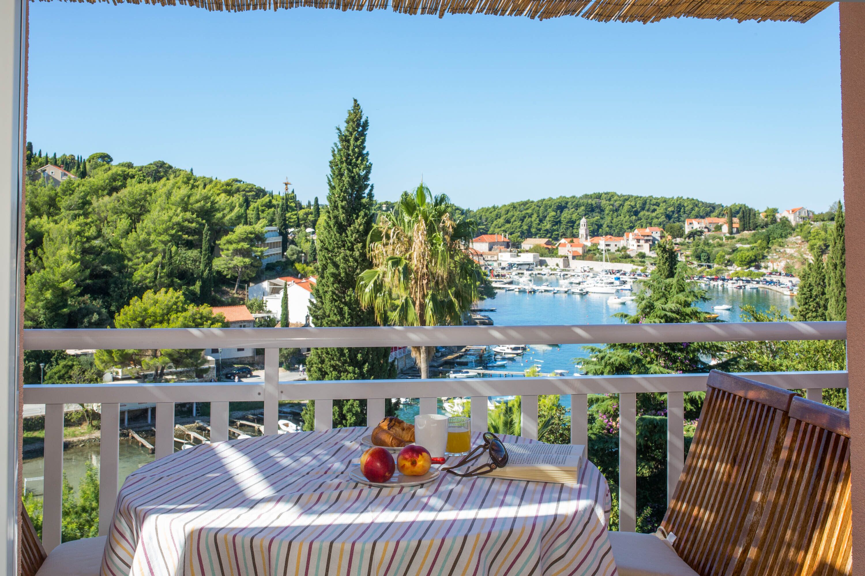 Breathtaking views apt close to sea