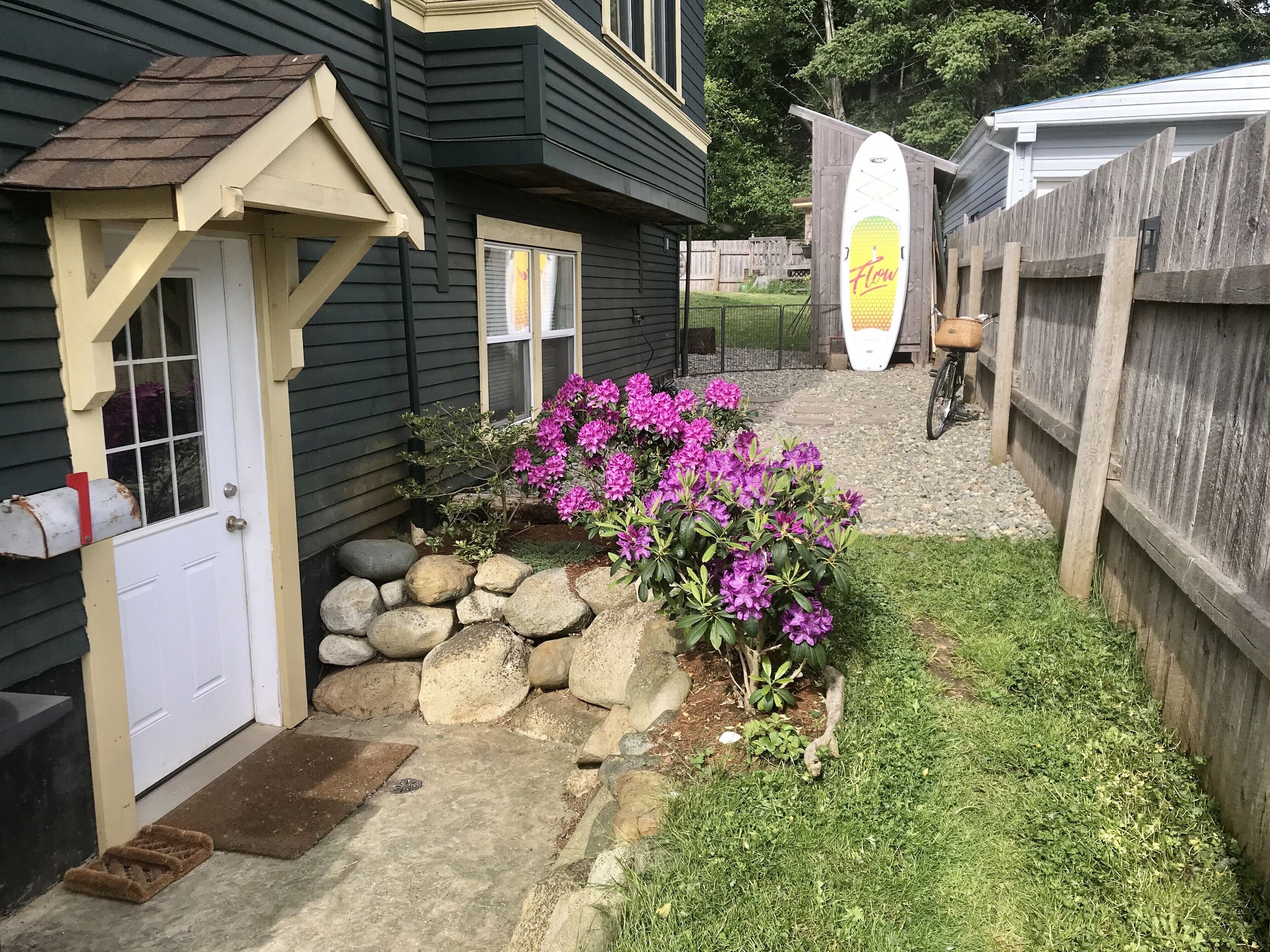 Island Getaway - Charming Two Bedroom Guest Suite, stones throw from the ocean