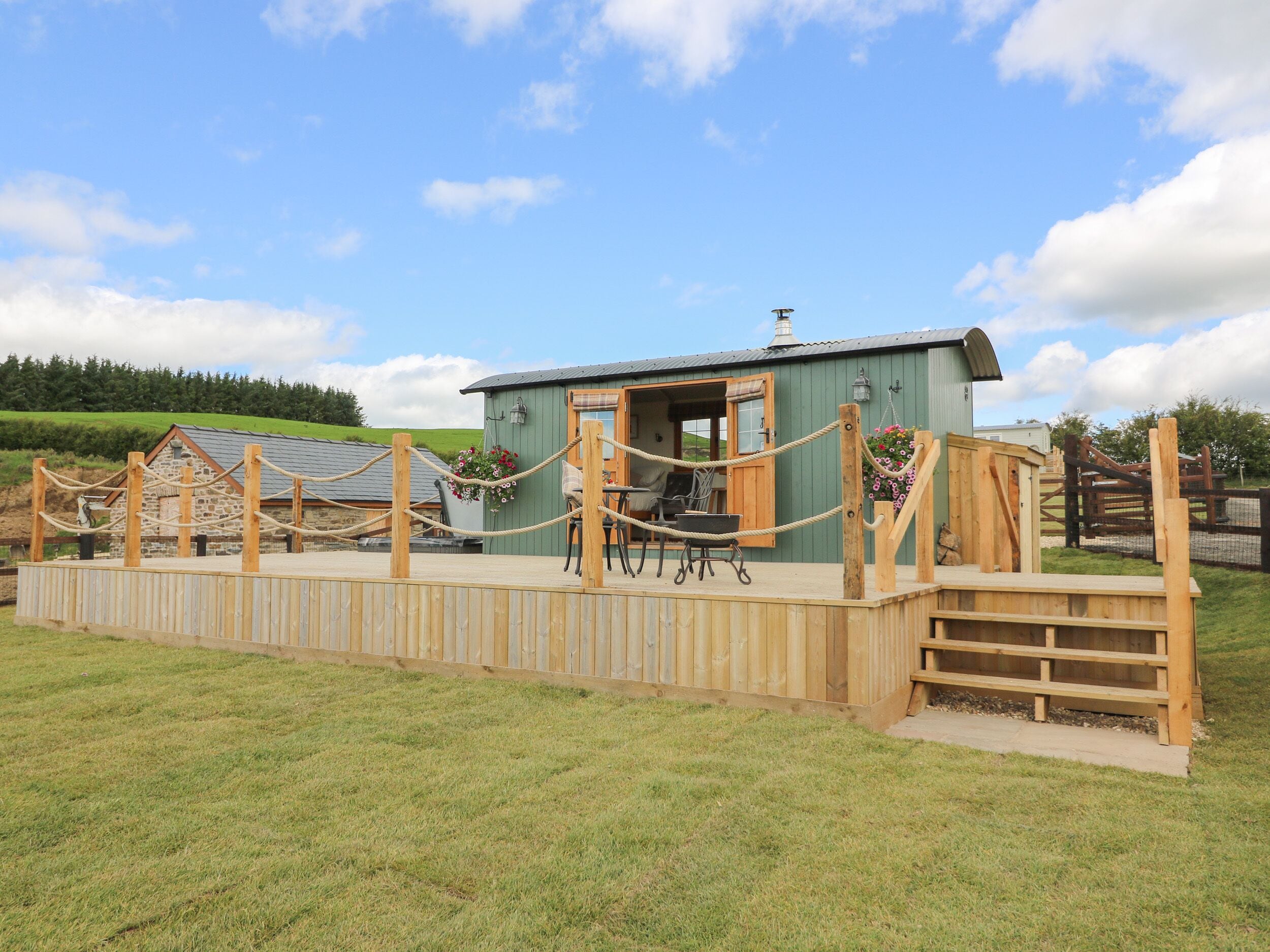 IVY'S WAY, pet friendly, country holiday cottage in Rhayader
