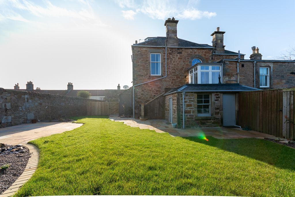 Stylish house, sleeps 8 with garden and outhouse
