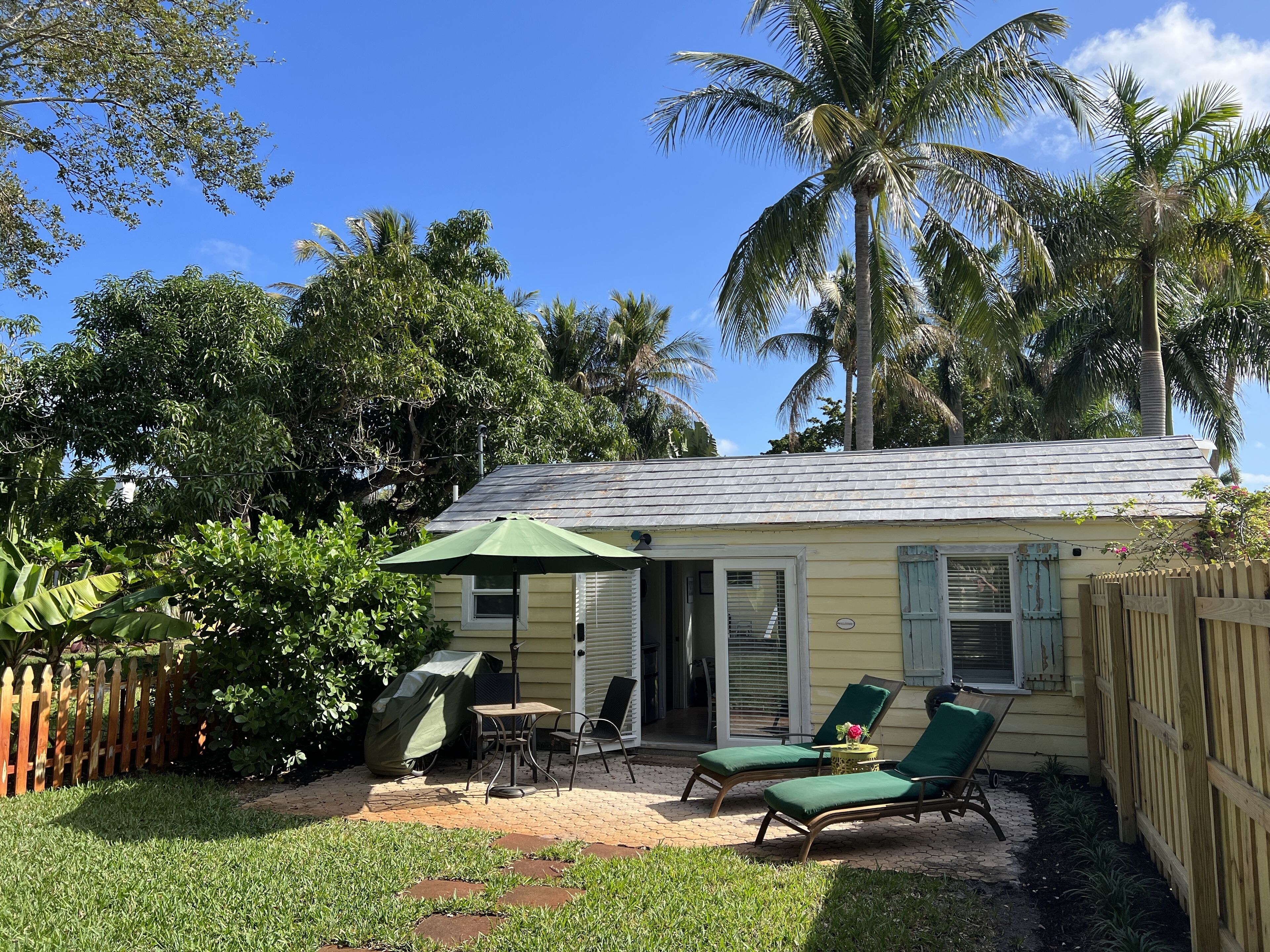 COTTAGE CLOSE TO BEACH AND BRYANT PARK